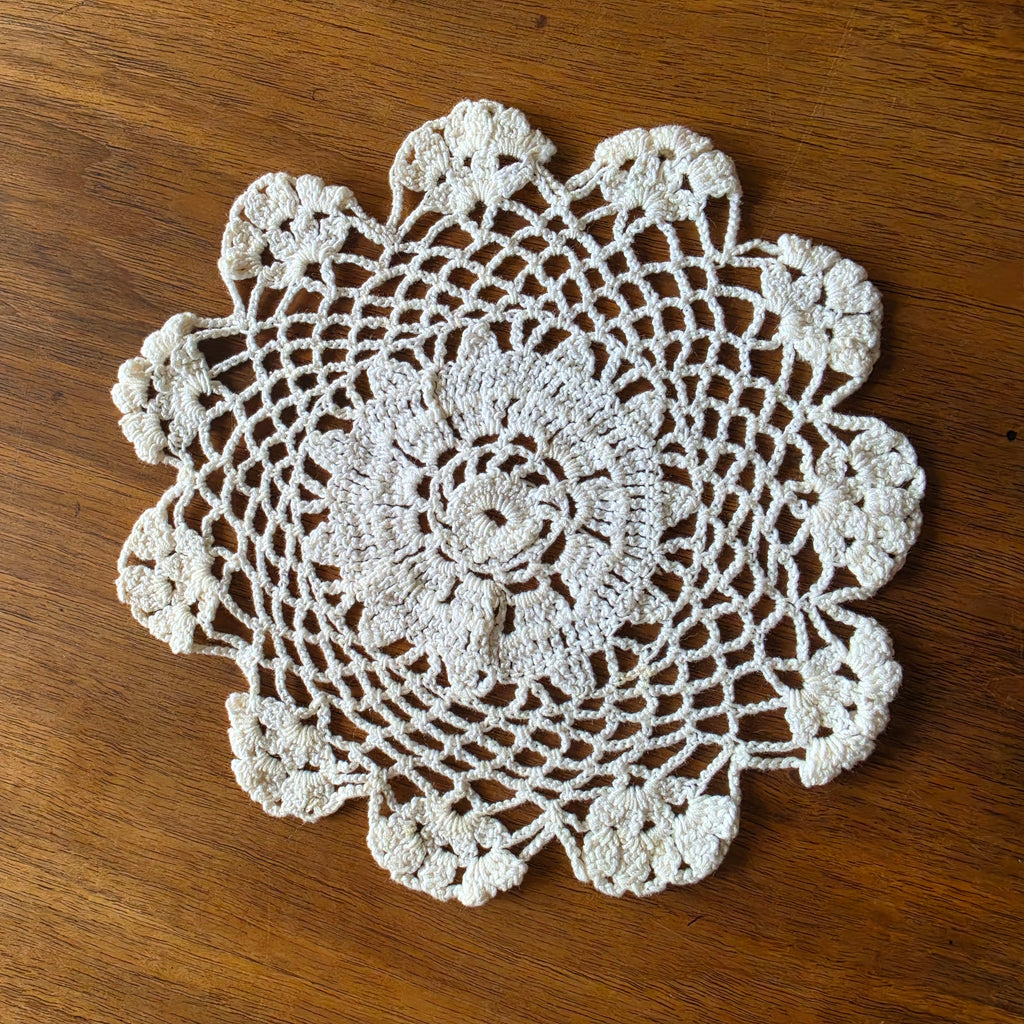 Vintage handgehäkeltes Spitzendeckchen – Zierdeckchen - 19cm