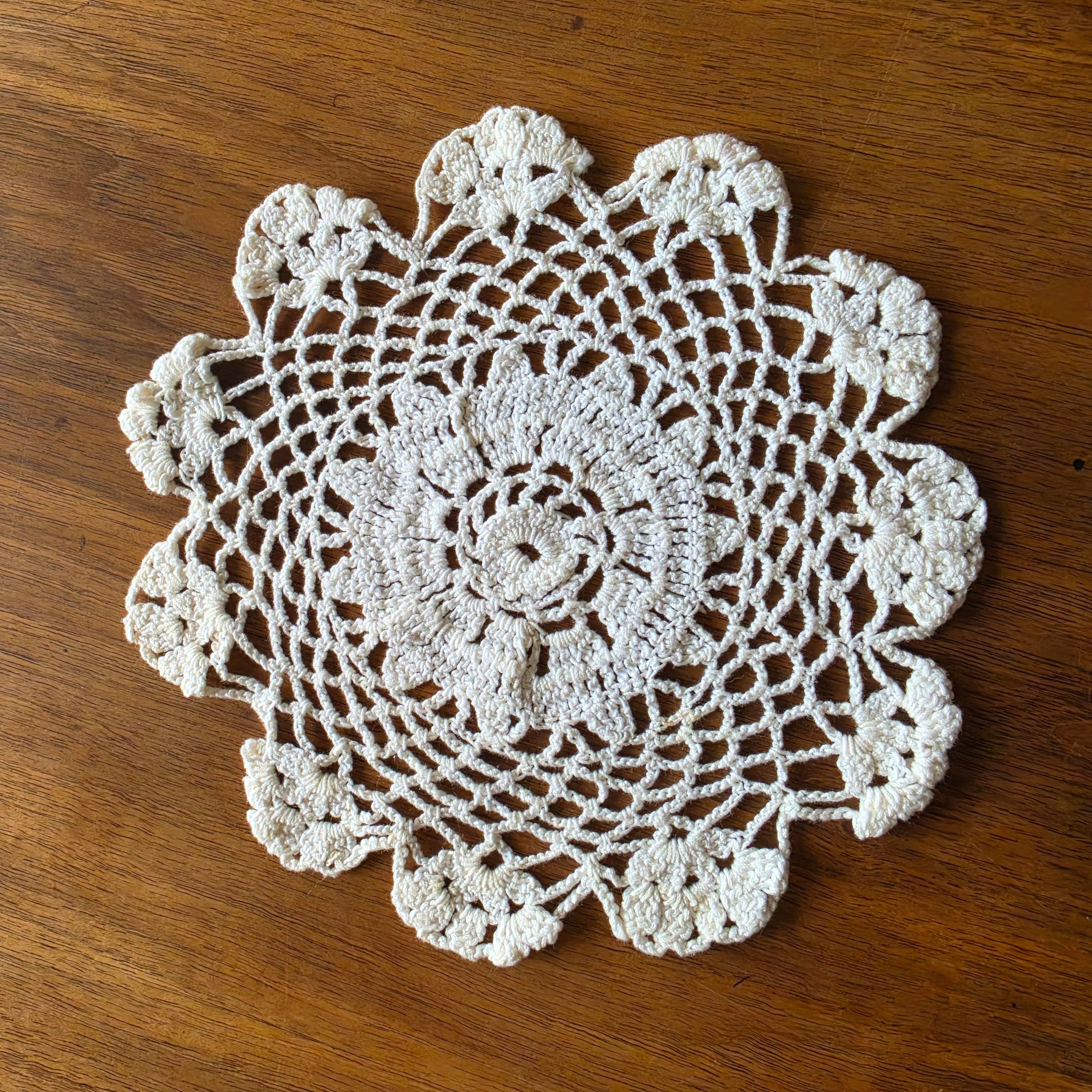 Vintage handgehäkeltes Spitzendeckchen – Zierdeckchen - 19cm