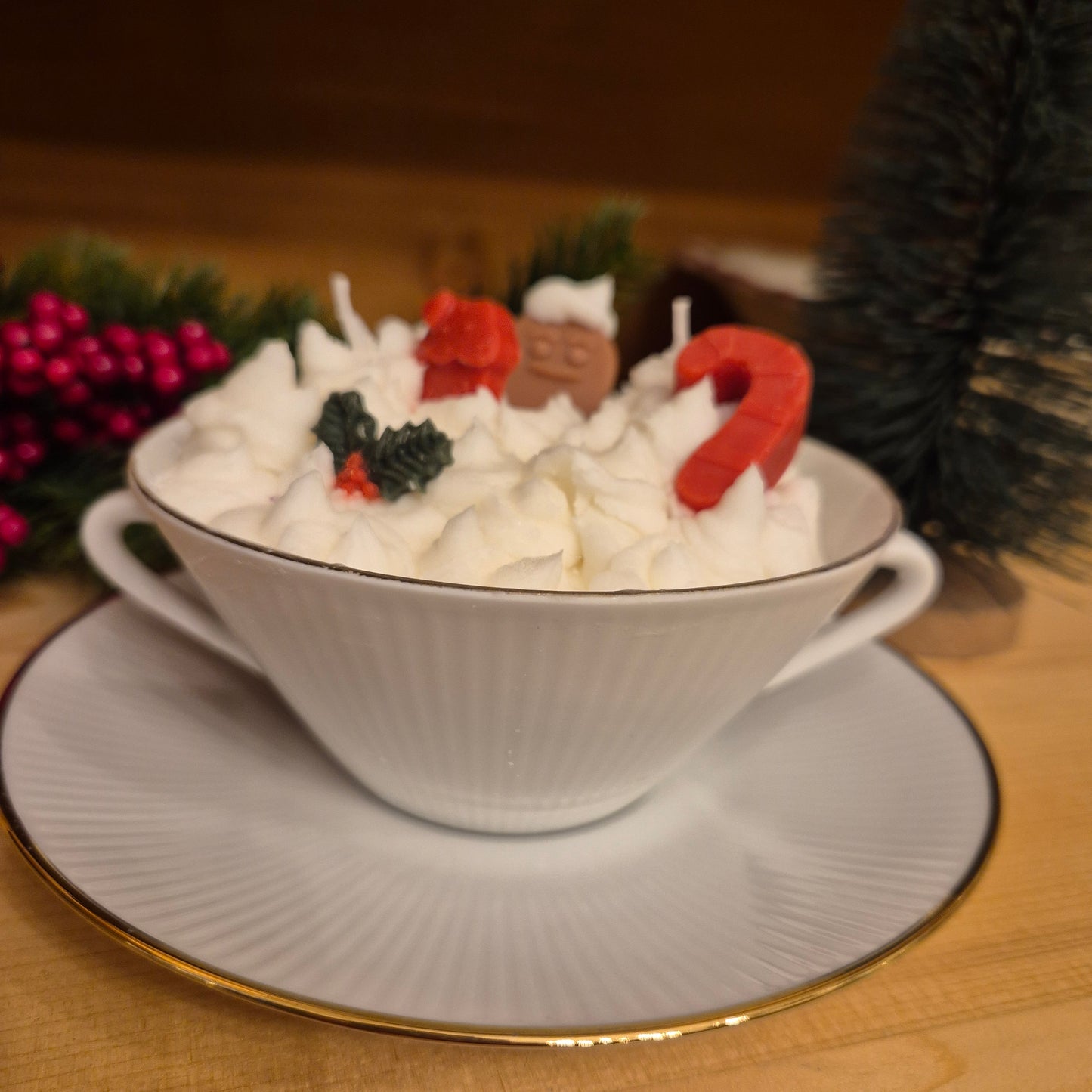 Handgemachte Sojawachskerze Weihnachtesgeschenk badender Lebkuchen Sahne Dessert in Antiker Porzellan Suppentasse von Seltmann Weiden