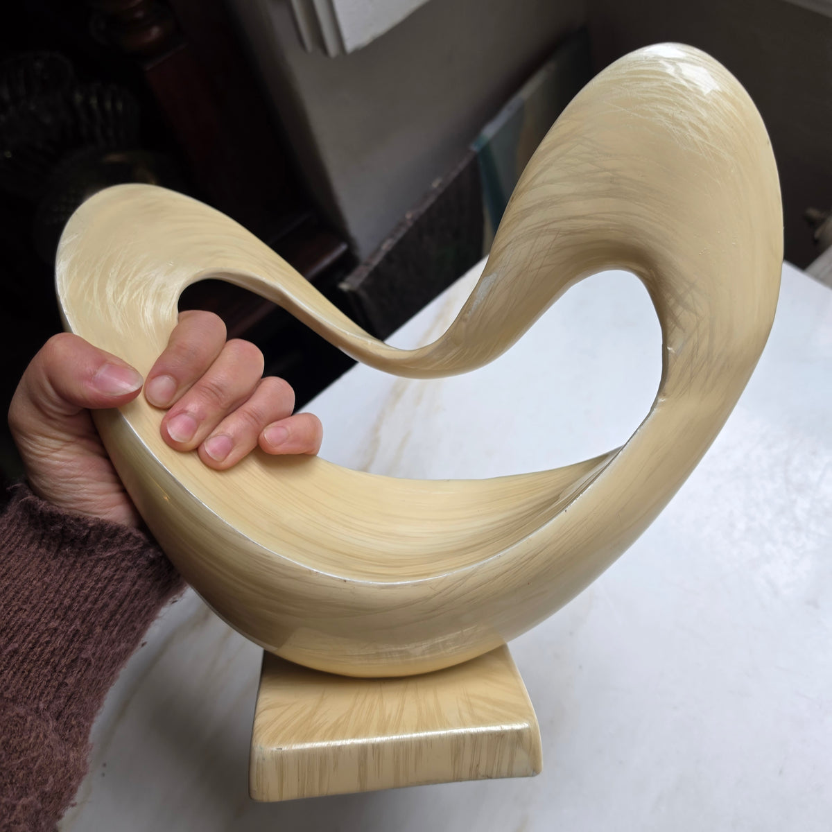 Moderne Abstrakte Skulptur im Mid-Century Style – Beige/Creme mit Metallfuß