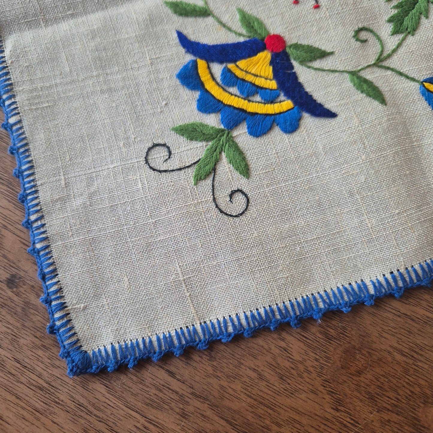 Kleines DDR Zierdeckchen Leinen Handgestickt 32x32cm