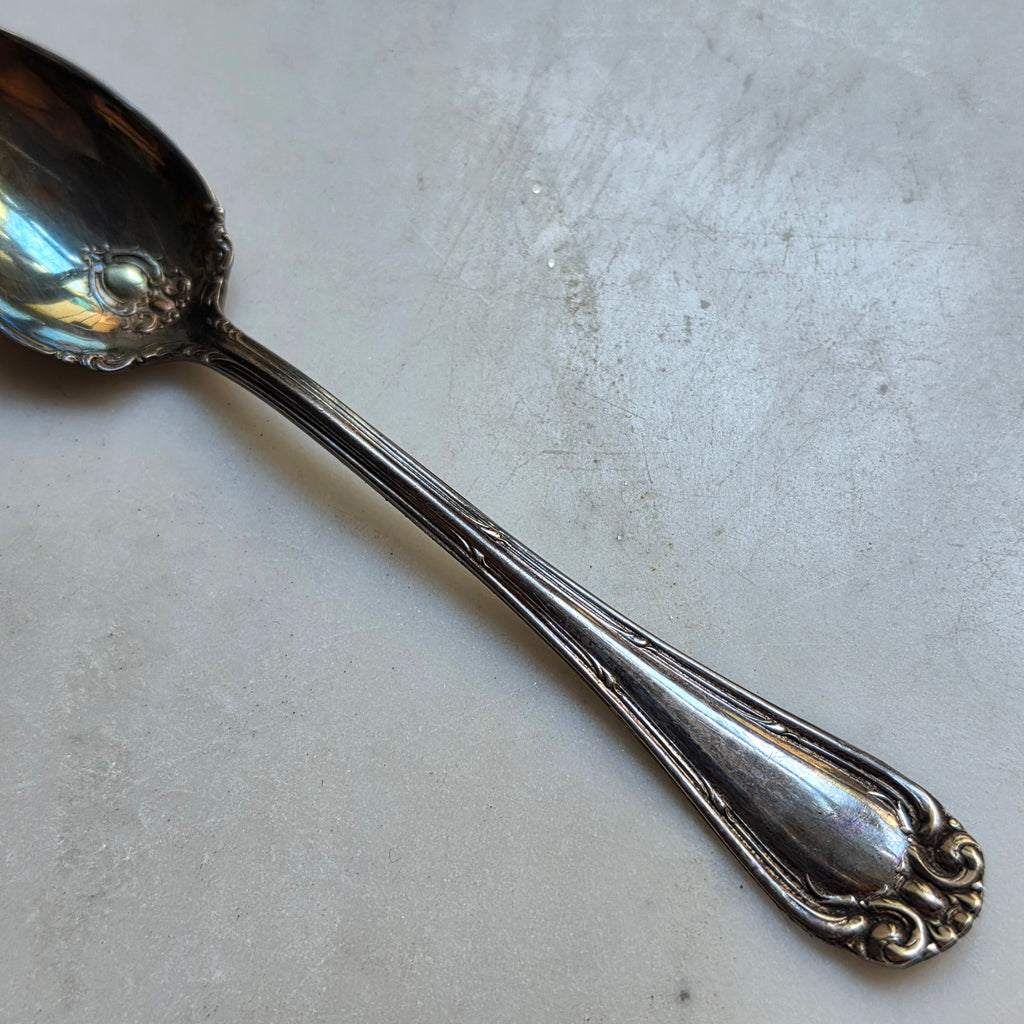 Vintage Silberlöffel mit Spitze & Rokoko-Ornamenten – Niagara Falls Silver Co.