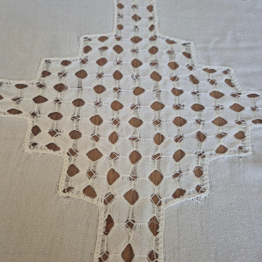 Vintage DDR Tischdecke weiß mit lila Blumenstickerei 220x130cm