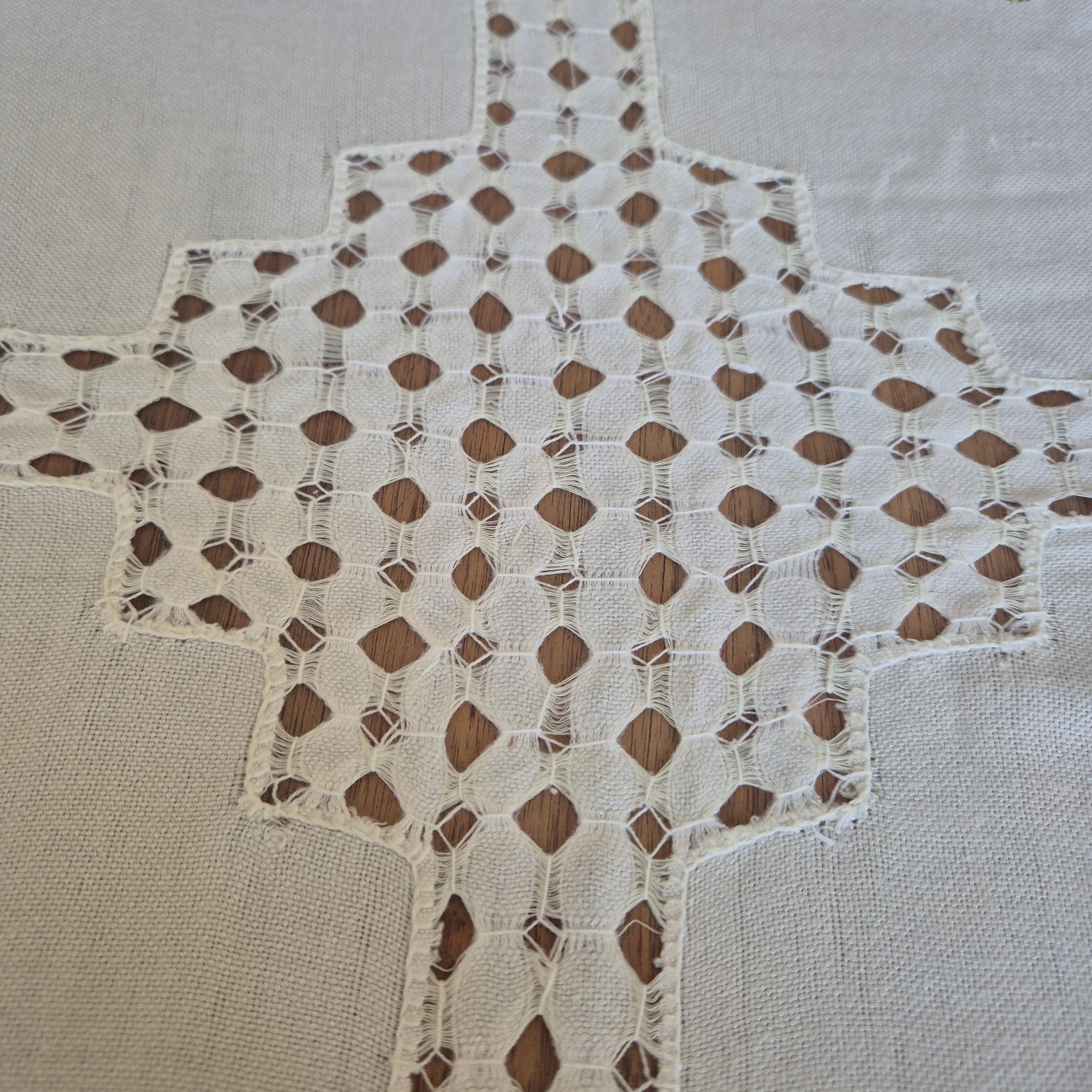Vintage DDR Tischdecke weiß mit lila Blumenstickerei 220x130cm
