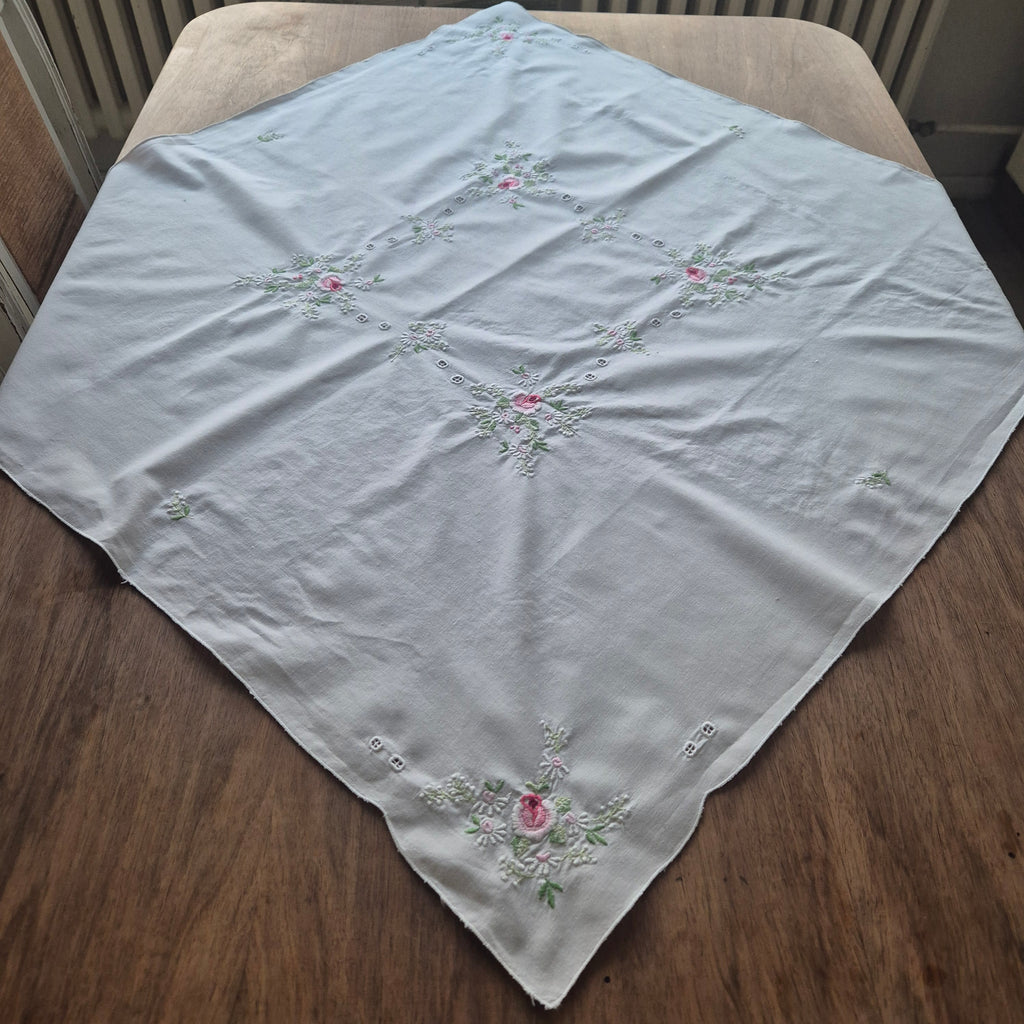 Vintage Tischdecke Baumwolle mit Blumenstickerei 84x88cm