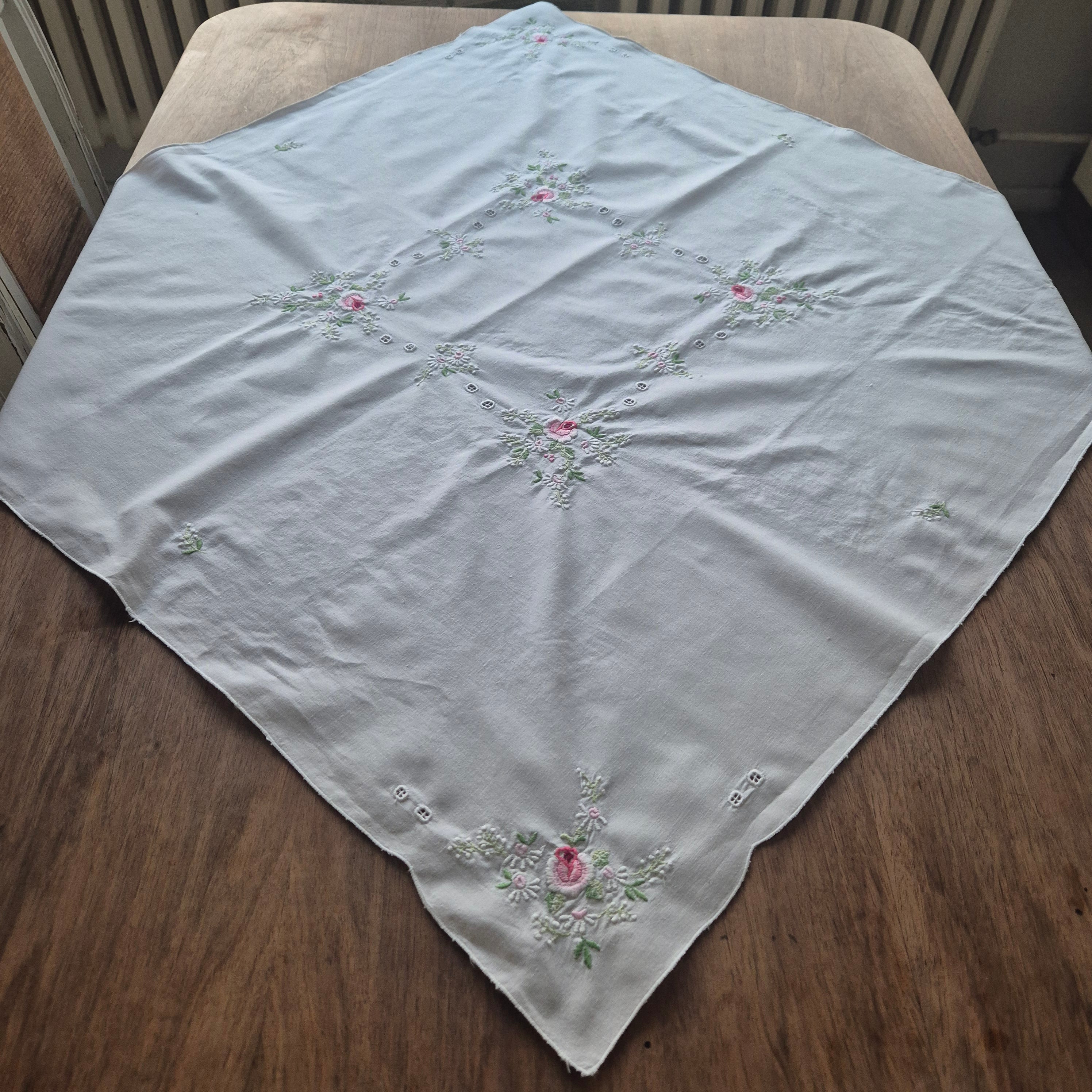Vintage Tischdecke Baumwolle mit Blumenstickerei 84x88cm