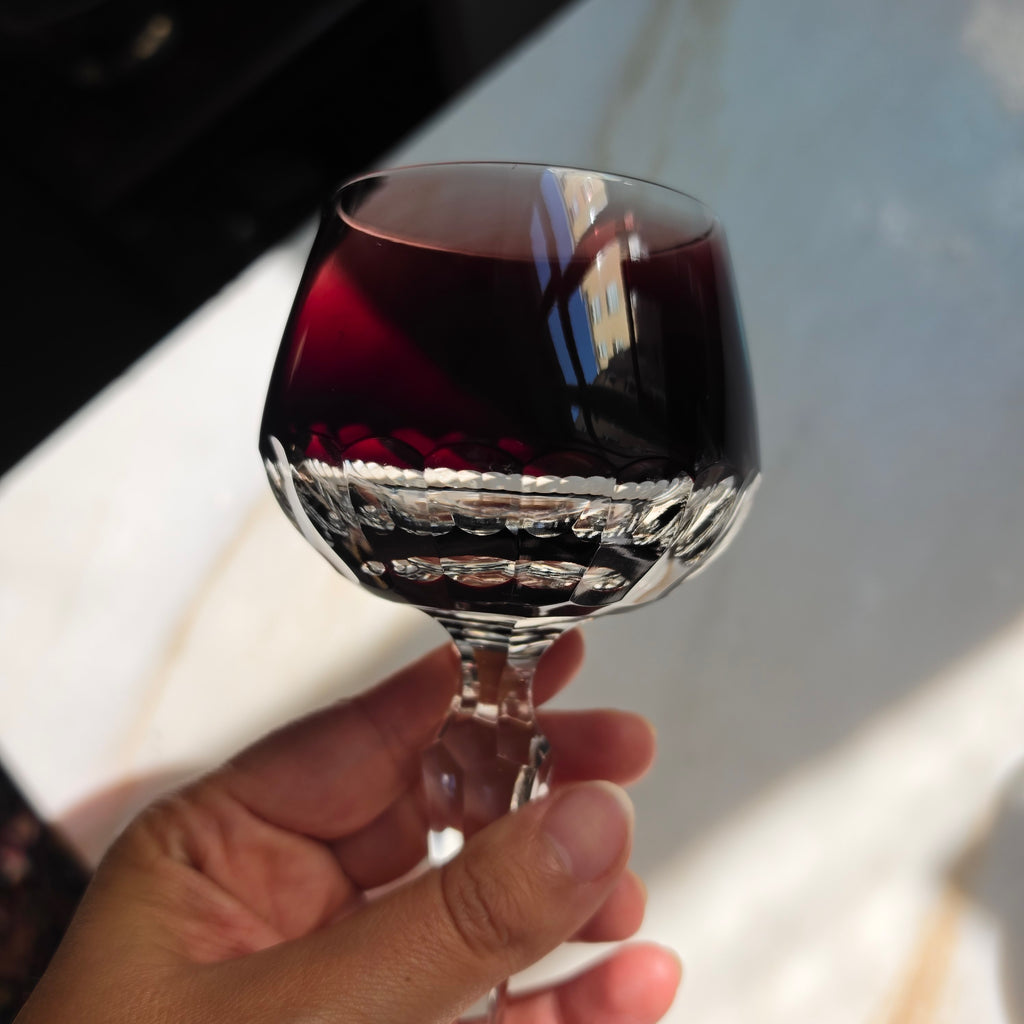 Edles Vintage Römer-Kelchglas in tiefem Rubinrot / Brombeer mit Facettenschliff