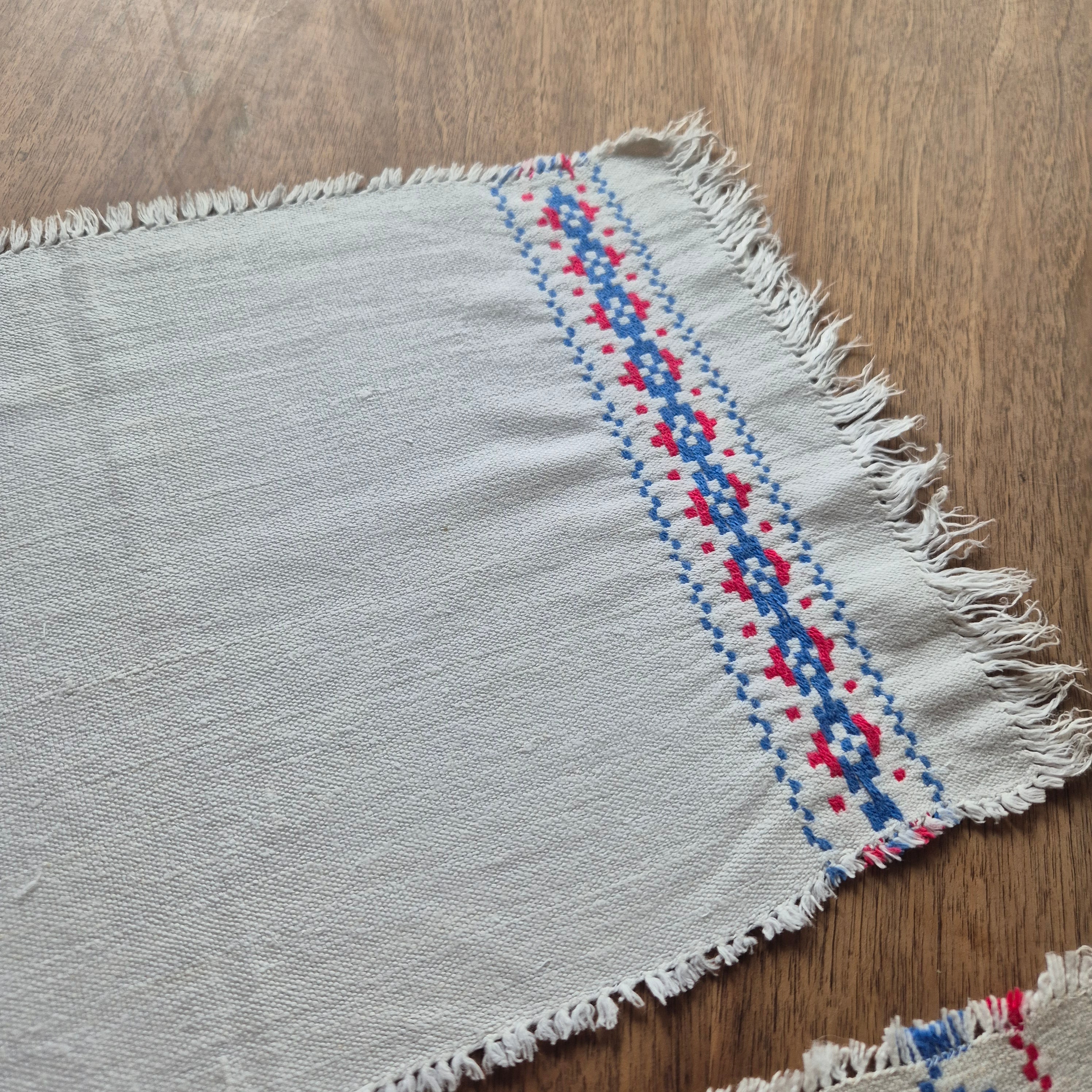 2x Antike kleine Tischdecken Deckchen blau weiß rot traditionell Platzdecke 30x45cm &  45x18cm