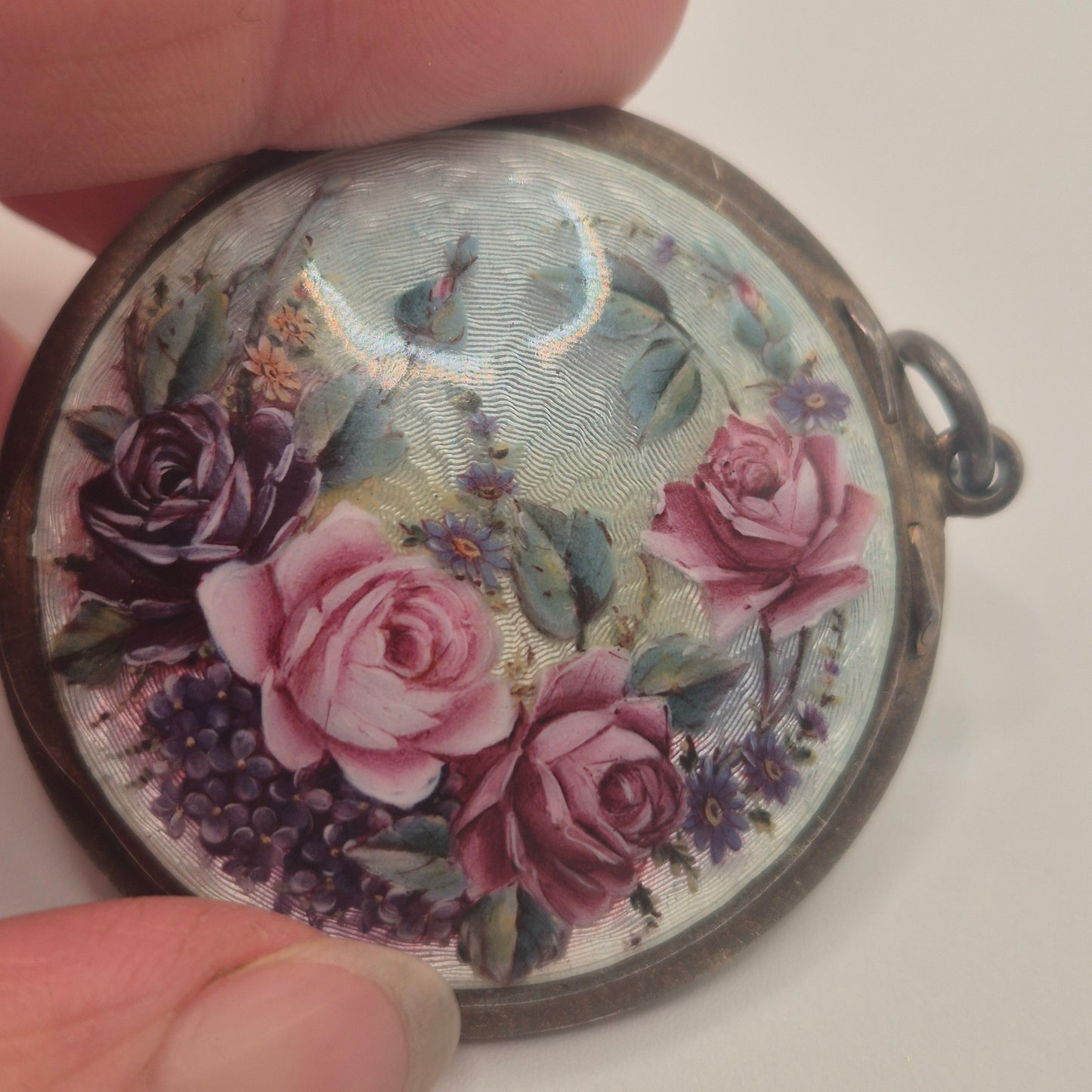 Charmante Vintage-Metalldose – Romantisches Rosen-Design mit Guilloché-Emaille