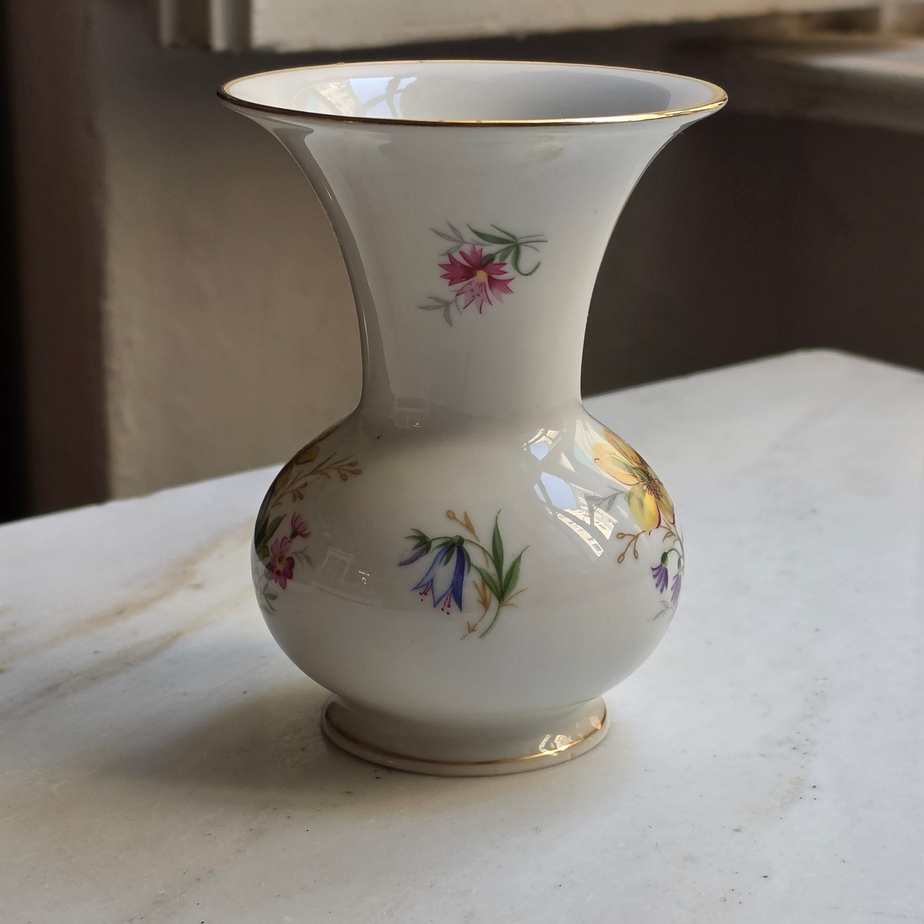 Vintage Weimar Porzellan Vase „Christa“ – Kleine Blumenvase mit Goldrand & Wildblumen-Dekor | Made in Germany