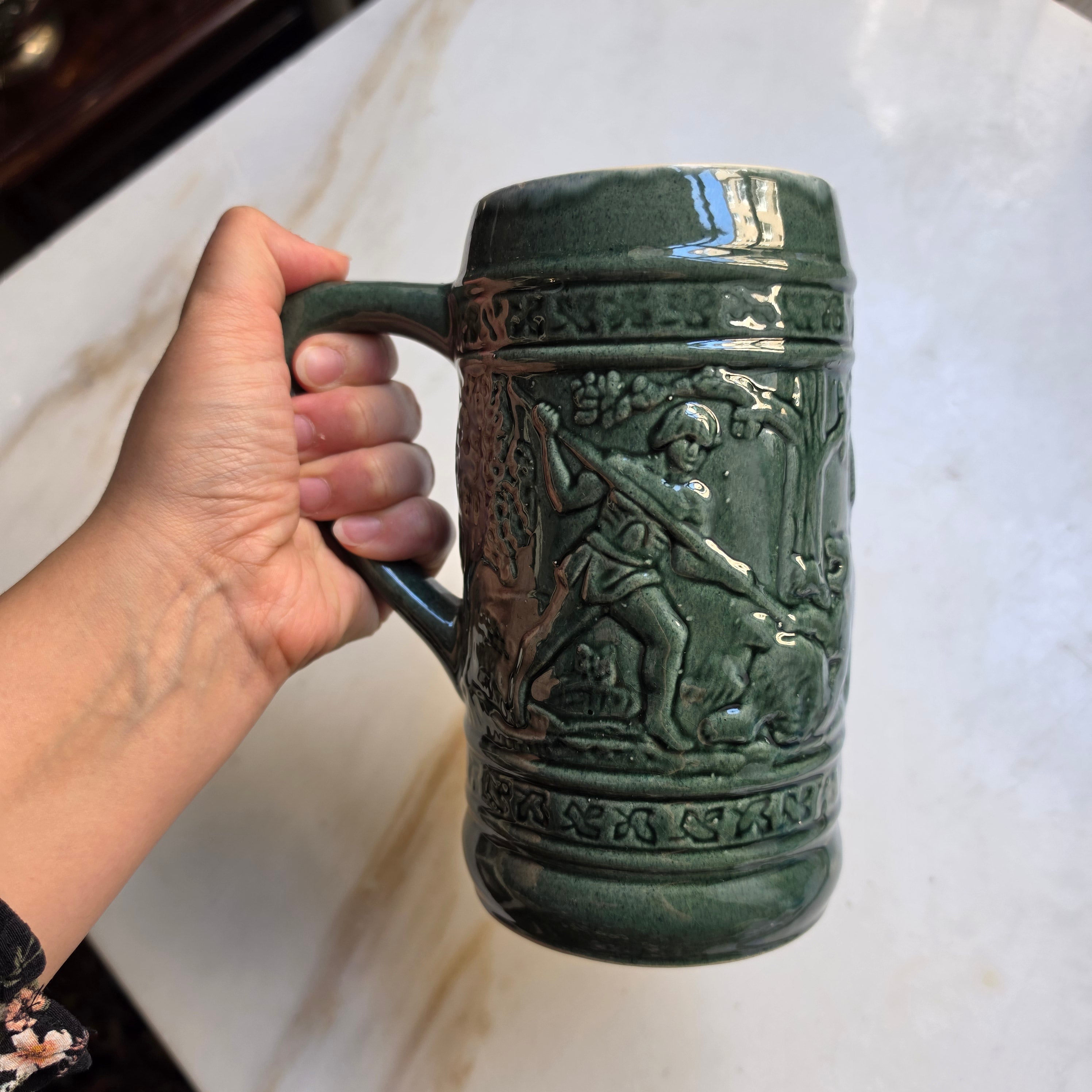 Rustikaler Vintage-Bierkrug aus Keramik – Dunkelgrün mit Relief-Jagdmotiv