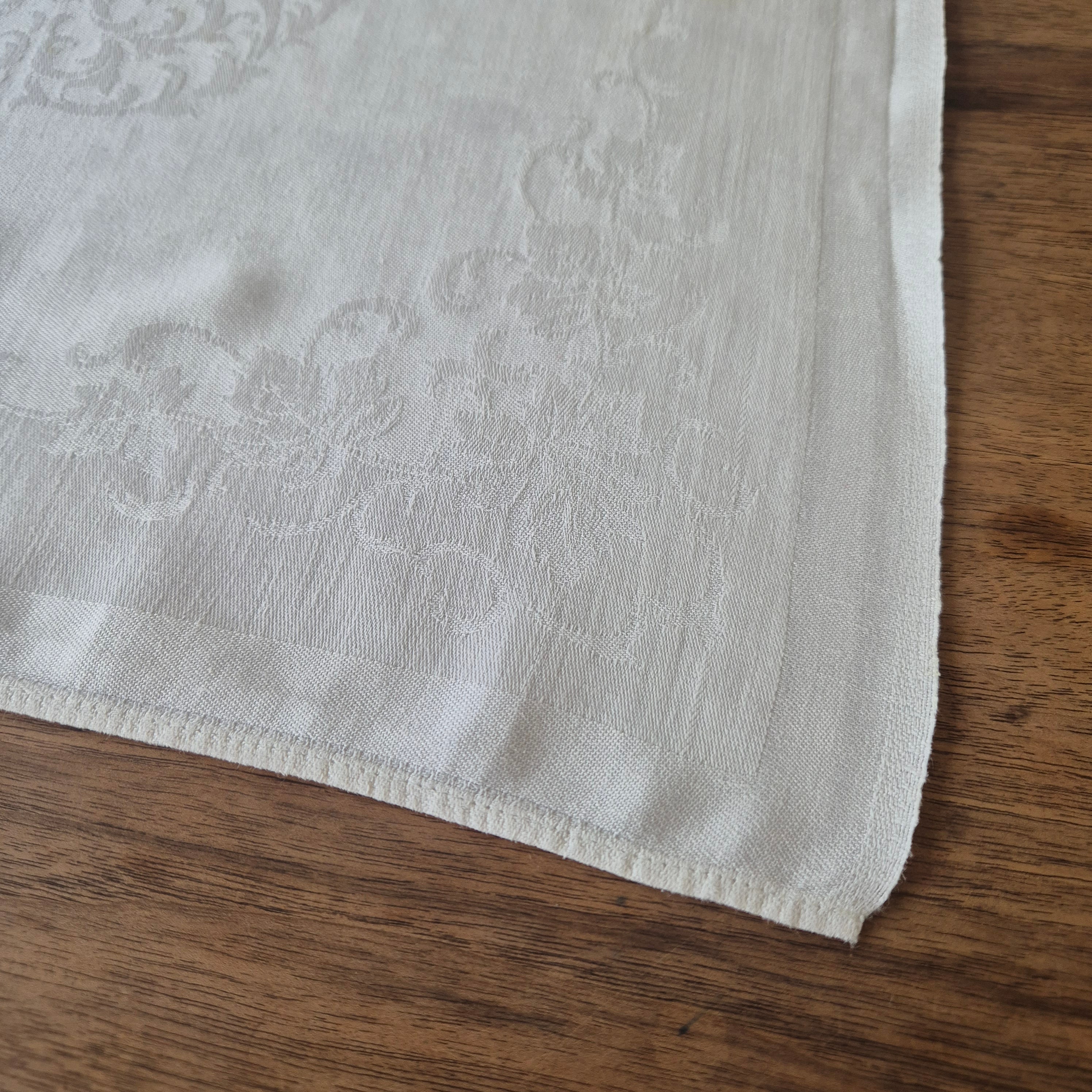 Antikes kleines Jugendstil Serviette/Mitteldecke weiß 47x50cm Damast leichter gelber Fleck