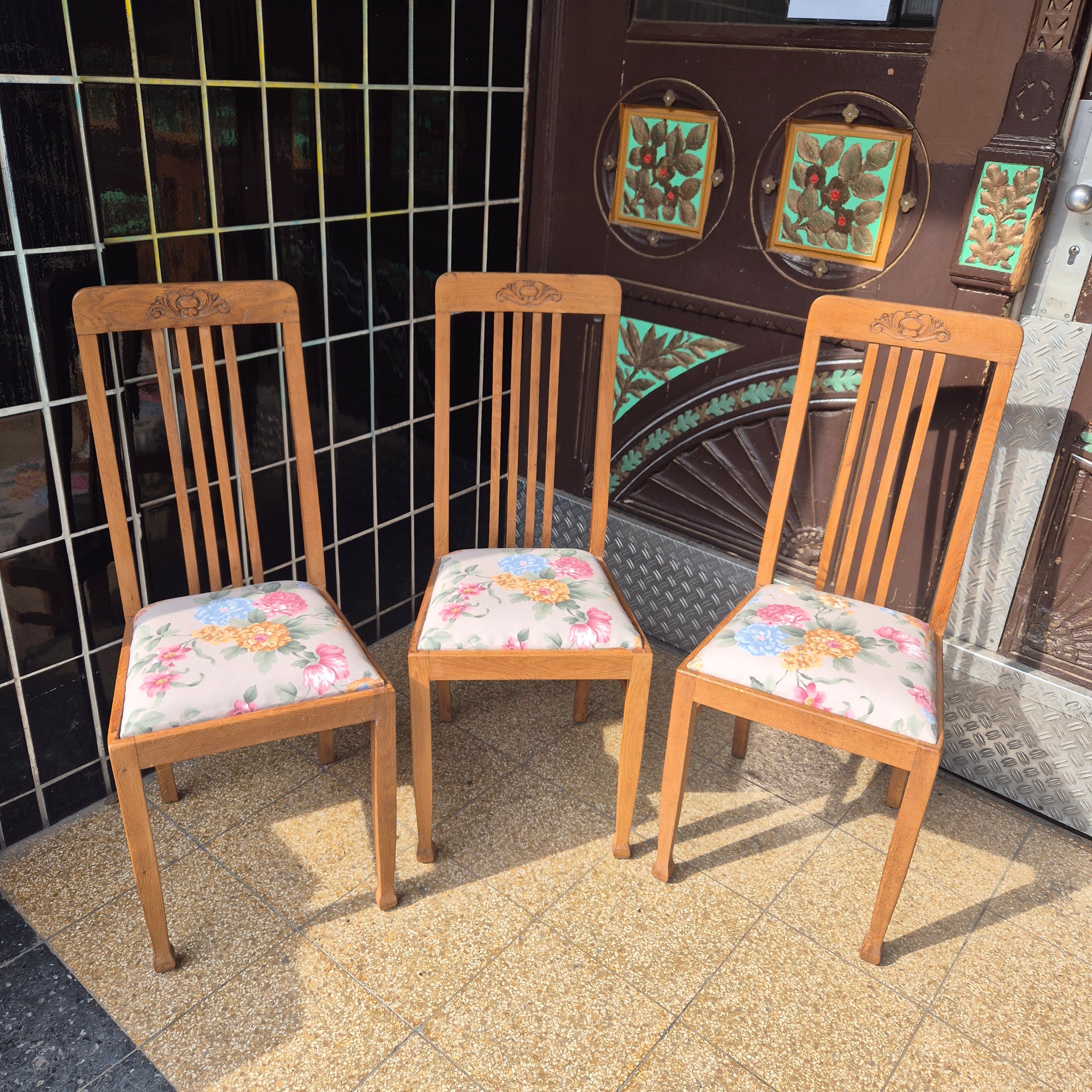 Jugendstil Stuhl Eiche Vollholz Küchenstuhl aufgearbeitet mit Blumenschnitzerein & neuem Polster