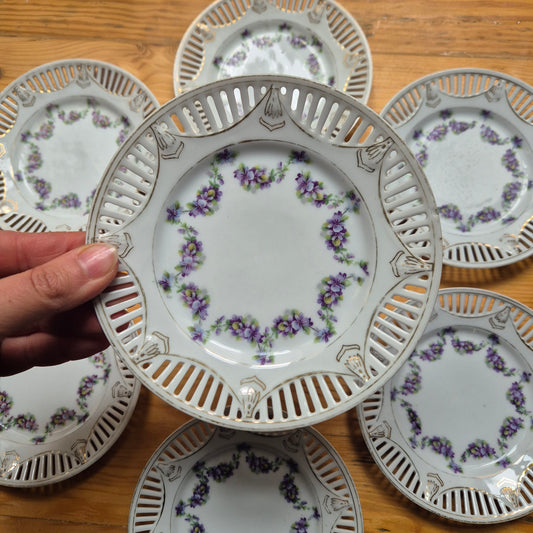 7x Antike kleine altdeutsche Dessertteller mit Durchbruchrand und handgemalten Blumen
