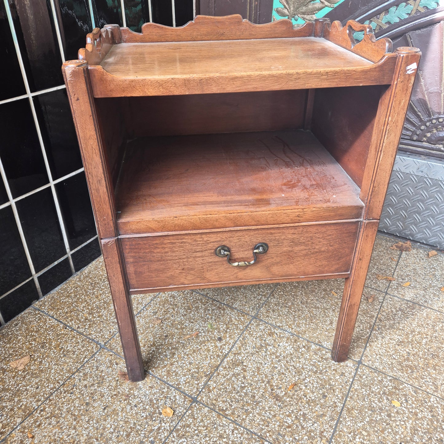 Antiker englischer Beistellschrank aus Holz mit einer Galerieplatte von 1890