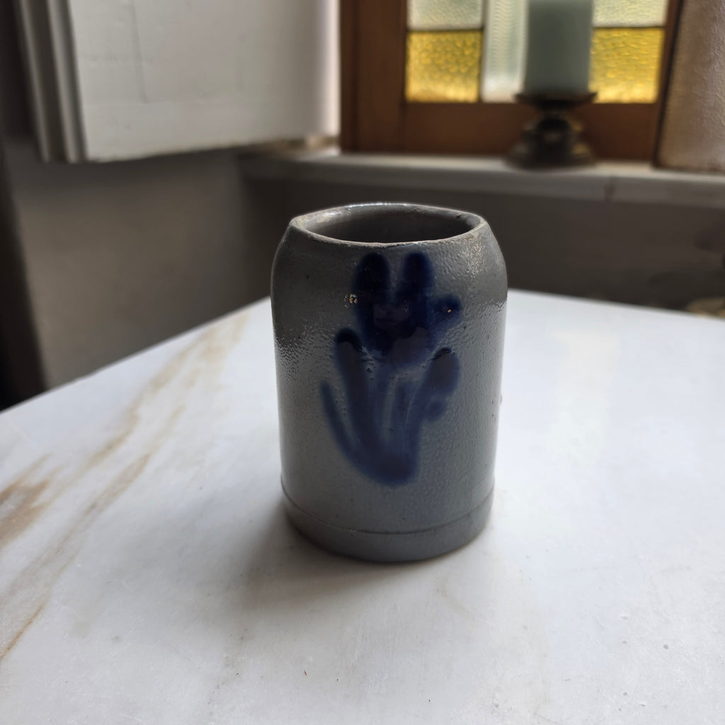 Vintage Steingut-Tasse in Grau mit blauer Handbemalung