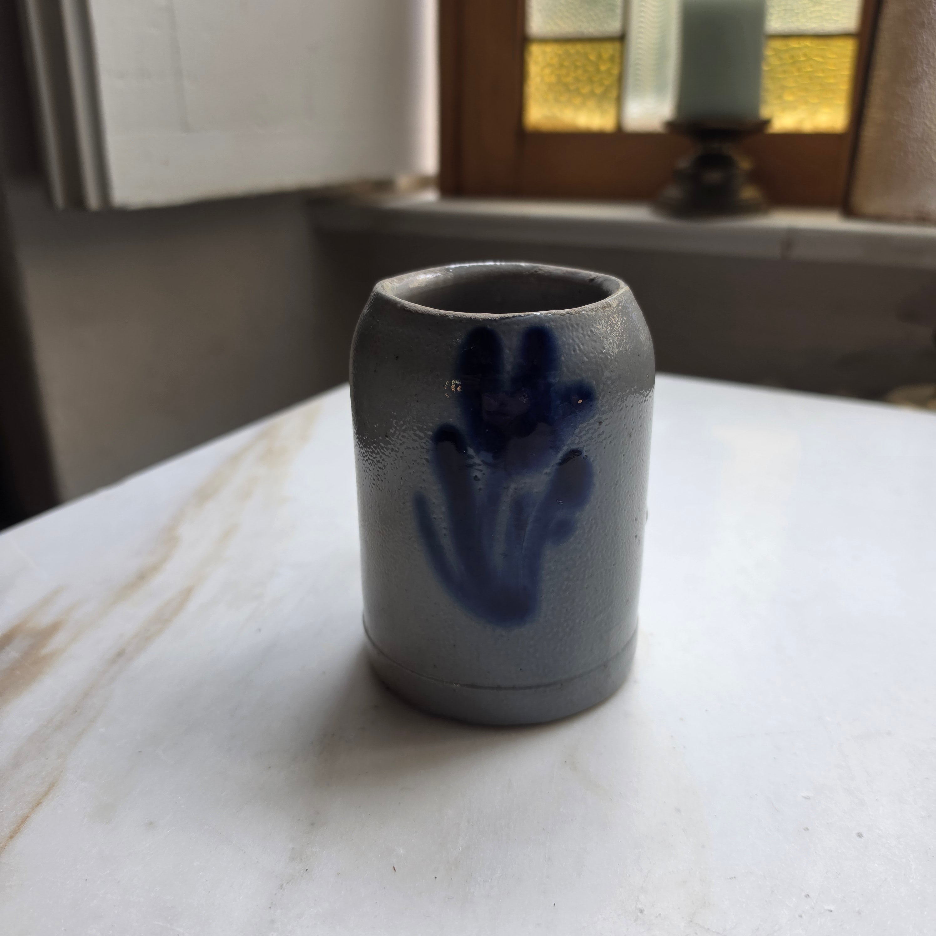 Vintage Steingut-Tasse in Grau mit blauer Handbemalung