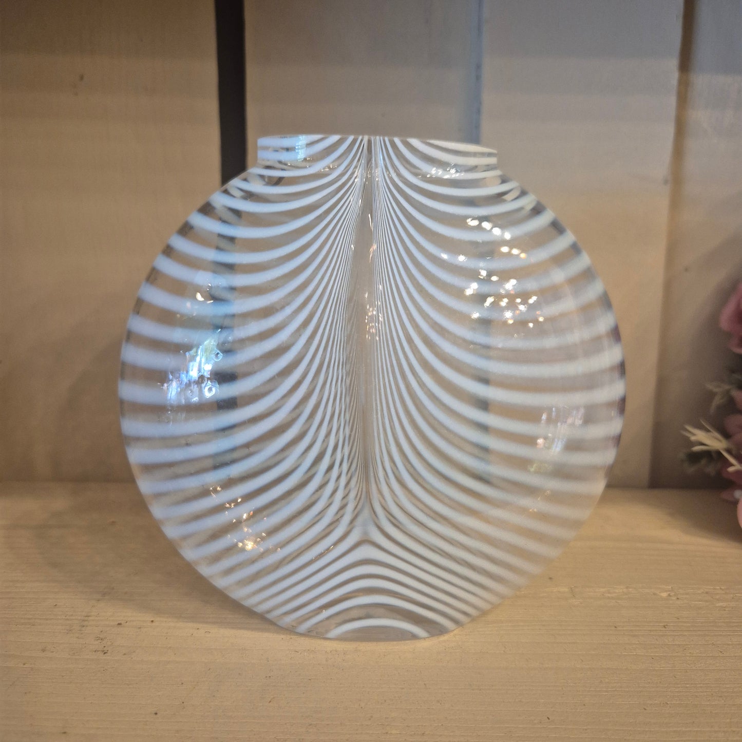 Vintage Kunstvase transparent mit weißen Streifen Glaskunst wie Costa boda?