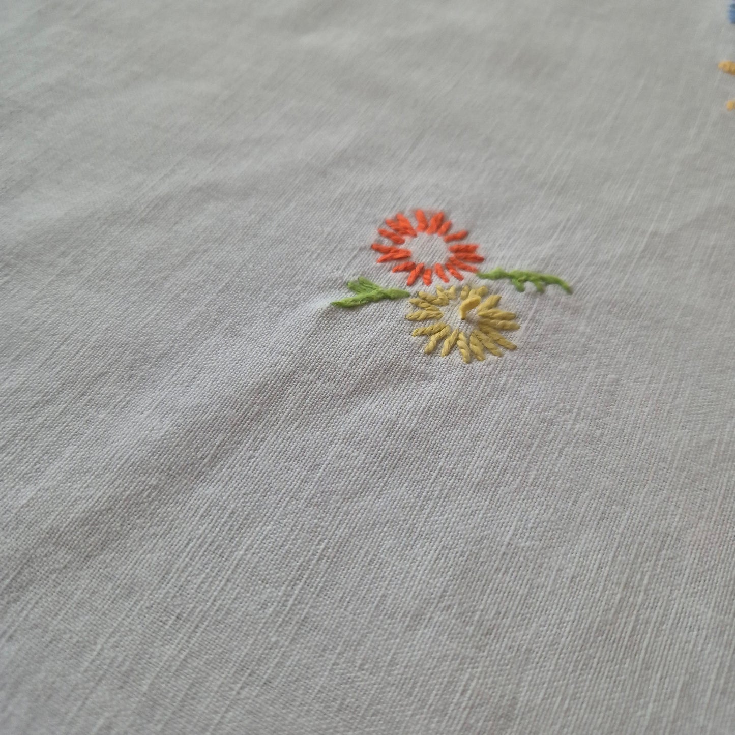 Vintage runde handgemachte Tischdecke weiß mit Blumenstickerei DDR  96cm