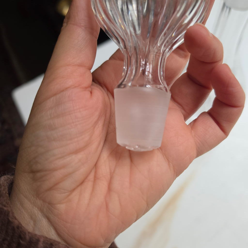 Edle Kristall-Karaffe mit Schliff & Kugelstopfen – Elegante Dekantierflasche für Whiskey, Likör & Wein
