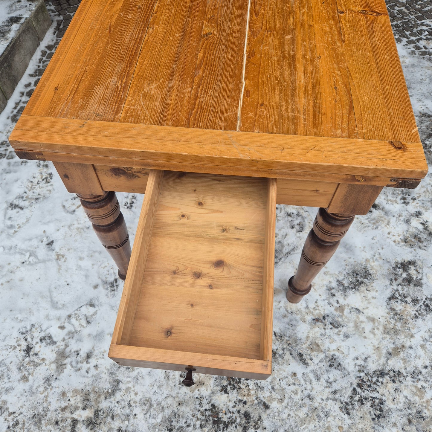 Antiker Gründerzeit Tisch - ausziehbar mit gedrechselten Füßen & Schublade