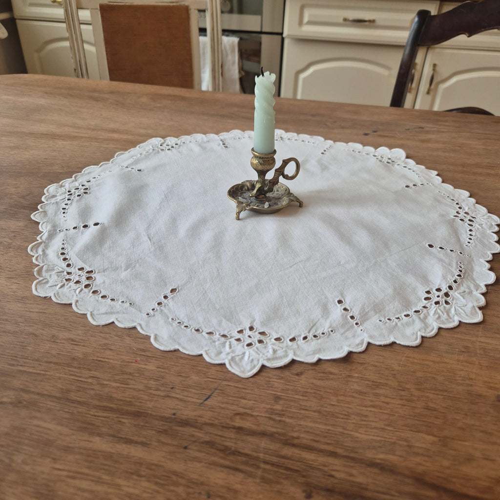 Antikes rundes Zierdeckchen weiß bestickt Baumwolle 47cm