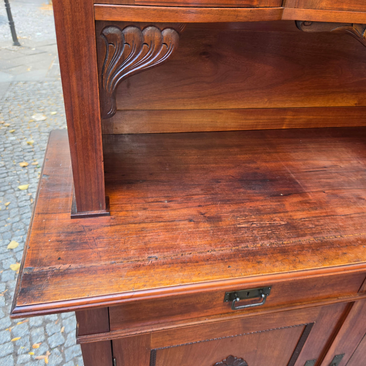 Antikes Küchenbuffet aus Echtholz – Jugendstil Anrichte mit Vitrine & Schnitzereien