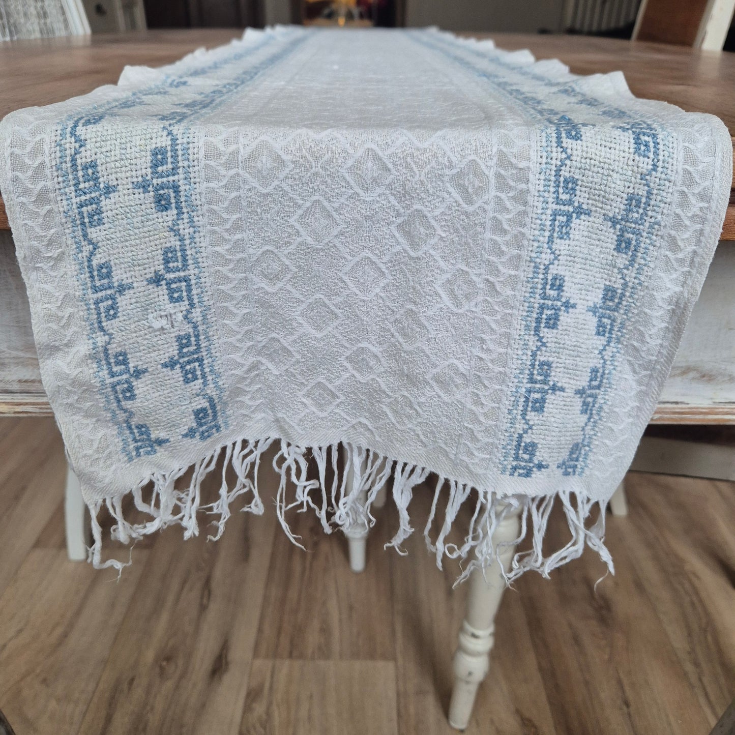 Antiker Baumwolle Tischläufer handbestickt mit mini Fleck! 29x170cm mit Fransen blau weiß