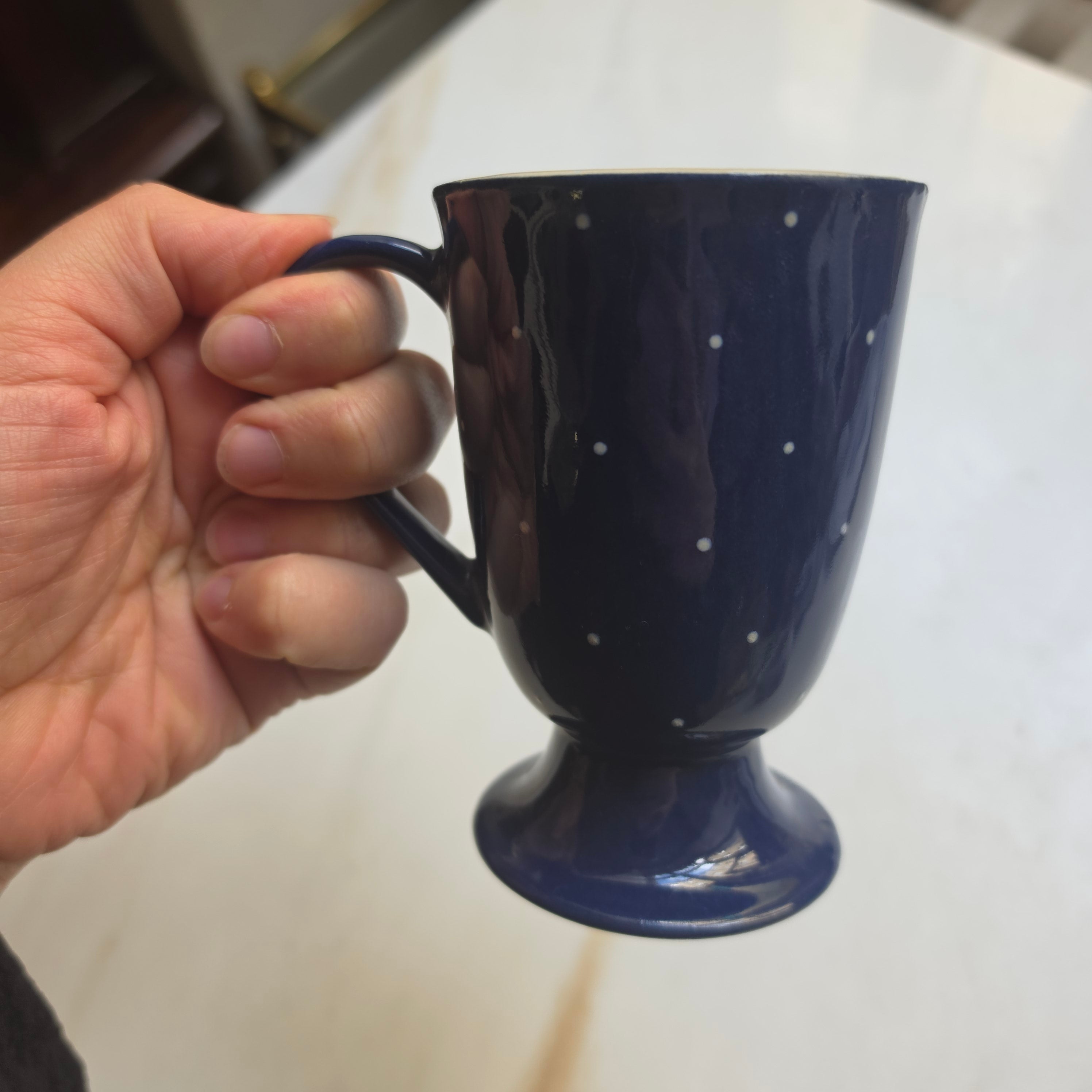 Handgemachte Keramiktasse mit Fuß & Punktemuster – Blau/Beige