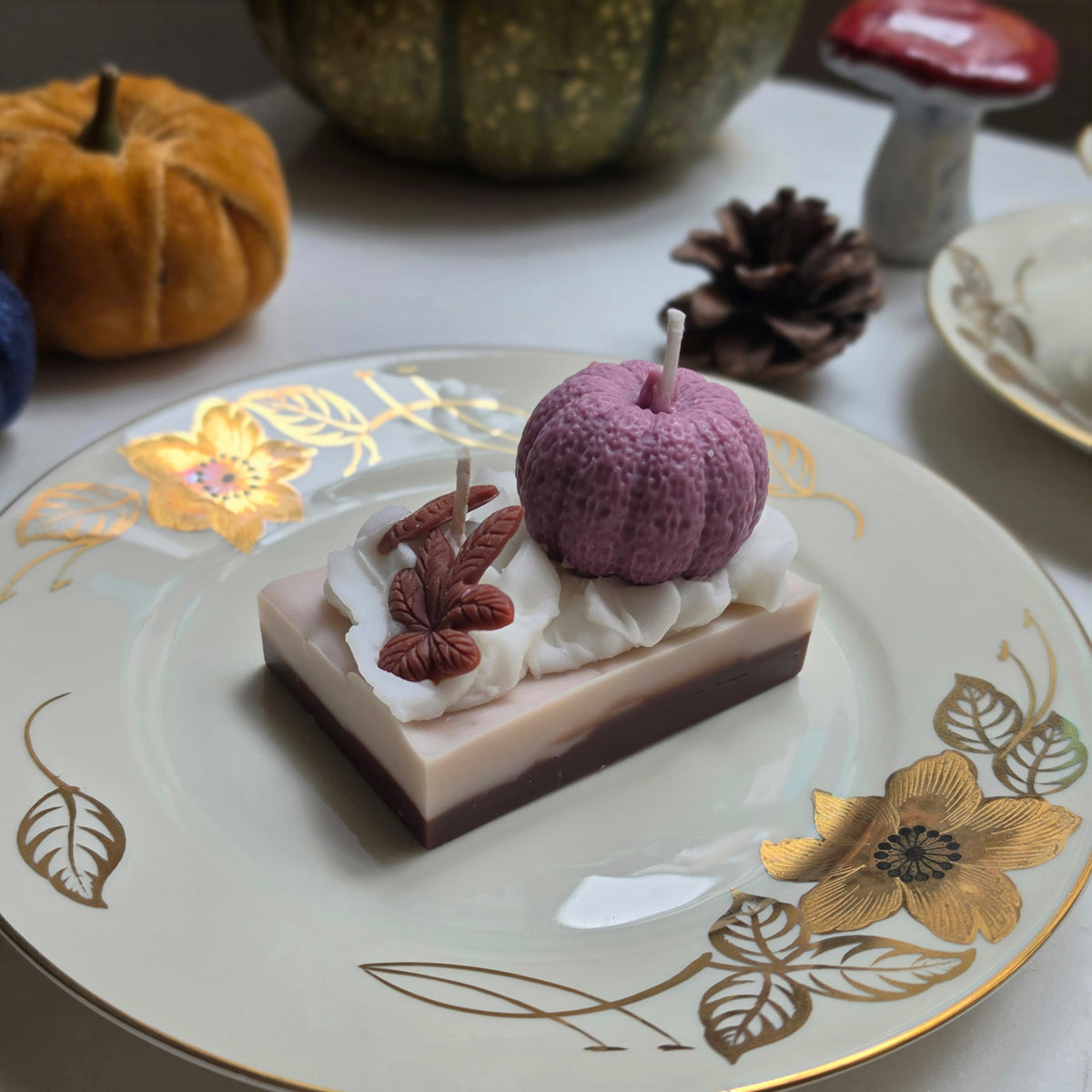 Handgemachte Sojawachs-Kerze „Lovely Pumpkin Pie Slice“ - Herbstliche Dessert-Kerze