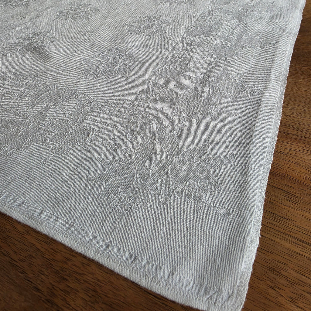 Edle Damast-Serviette / Mundtuch mit dezentem Blütenmuster – Klassische Eleganz in Weiß - 52x54cm