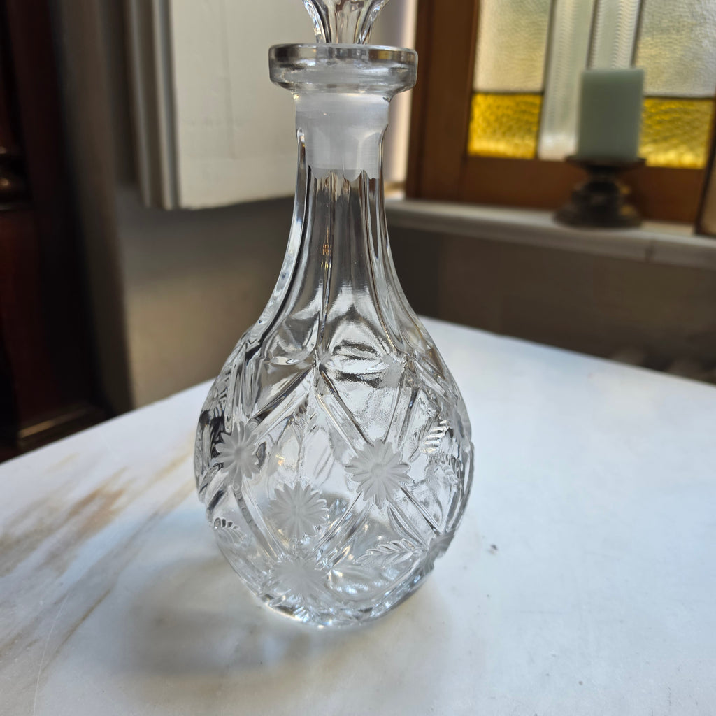 Edle Vintage Kristallkaraffe mit Schliffmuster – Elegant geschnittene Glaskaraffe mit Passstopfen