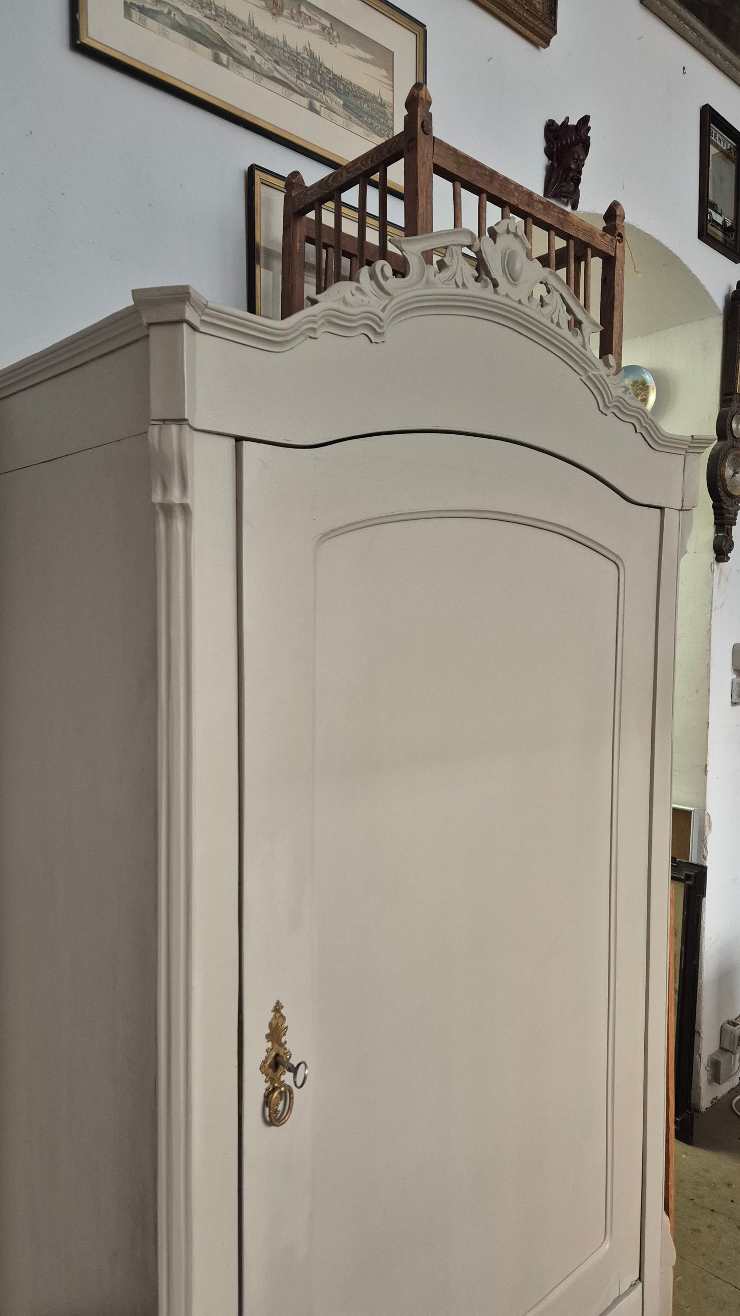 Reserviert für R.! Antiker Louis Phillipe Kleiderschrank von 1870 Graubeige 1-Türig