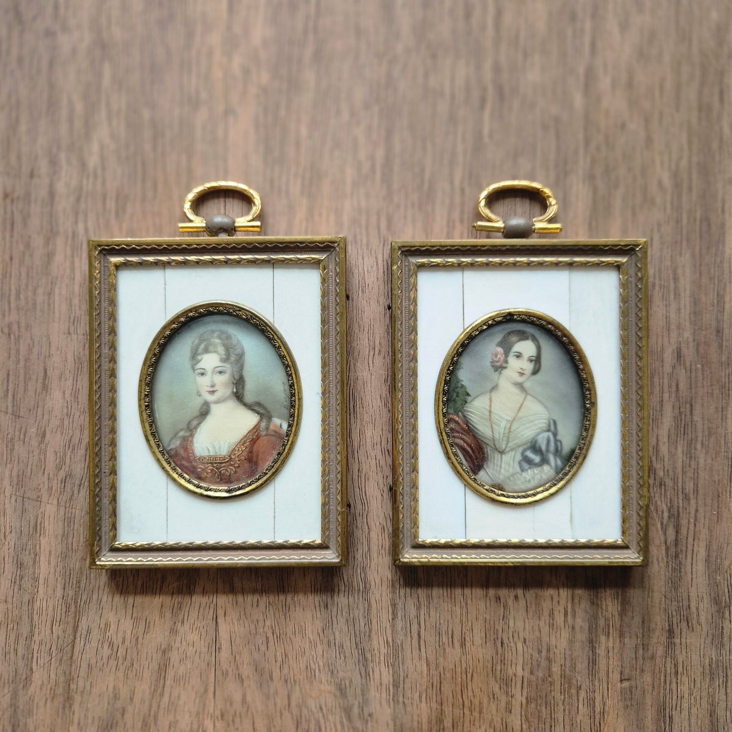 Antike viktorianische Miniaturmalerei / Lupenmalerei Porträt auf Bein / Porzellan Messing gerahmt