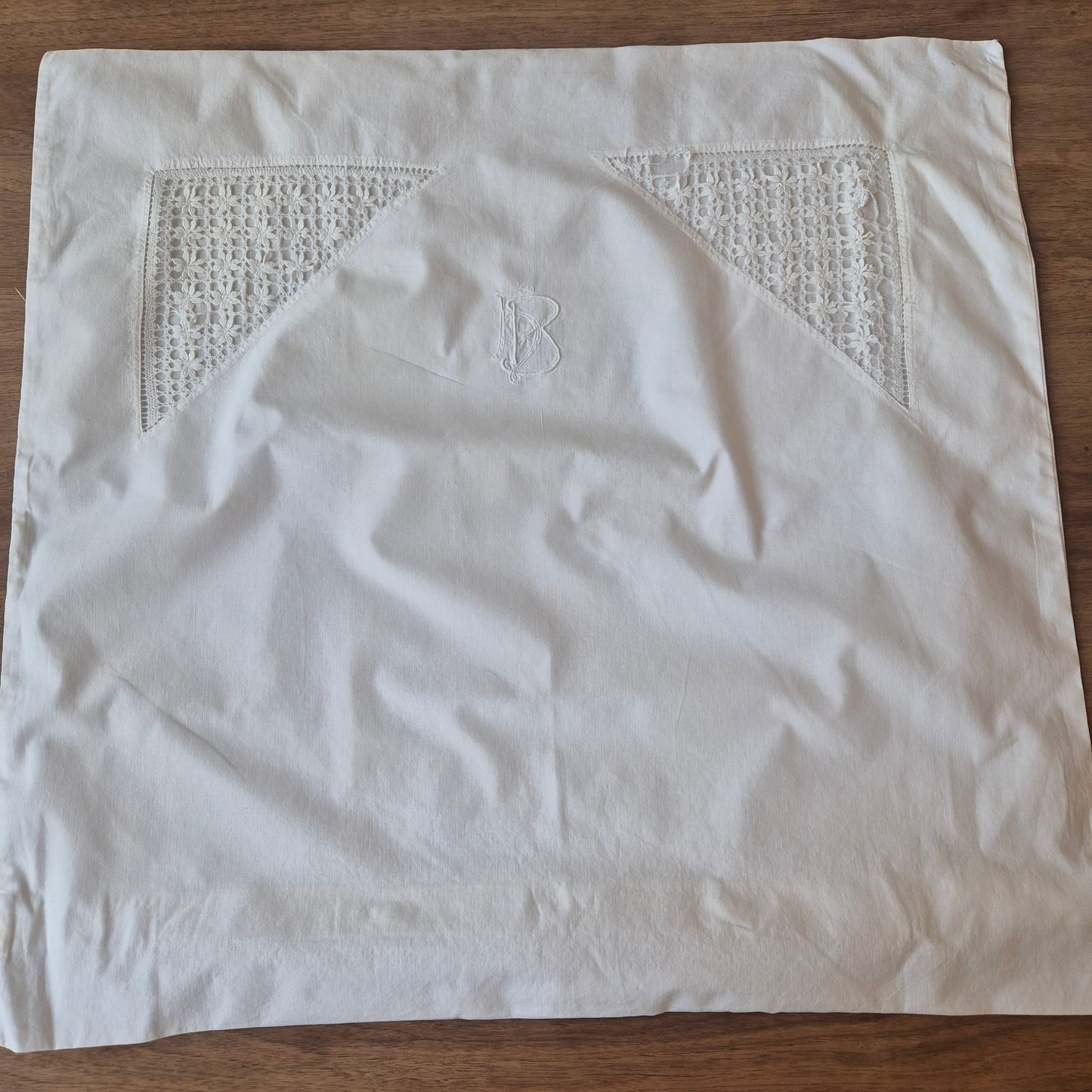 Antiker Kopfkissenbezug mit zarter Stickerei 73x72cm Baumwolle Monogramm H.B (beschädigt)