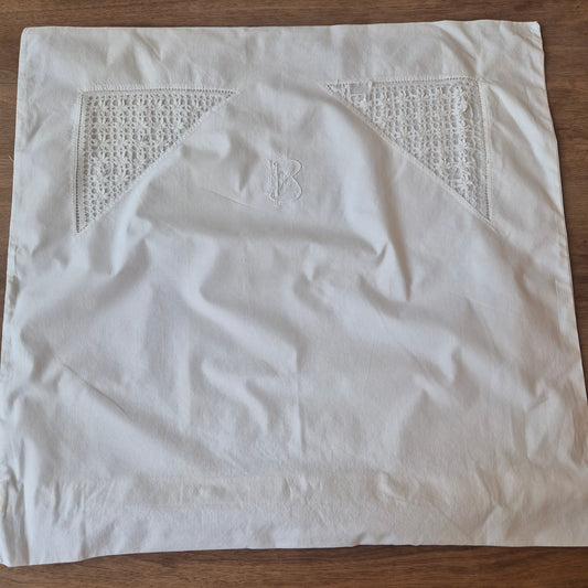 Antiker Kopfkissenbezug mit zarter Stickerei 73x72cm Baumwolle Monogramm H.B (beschädigt)