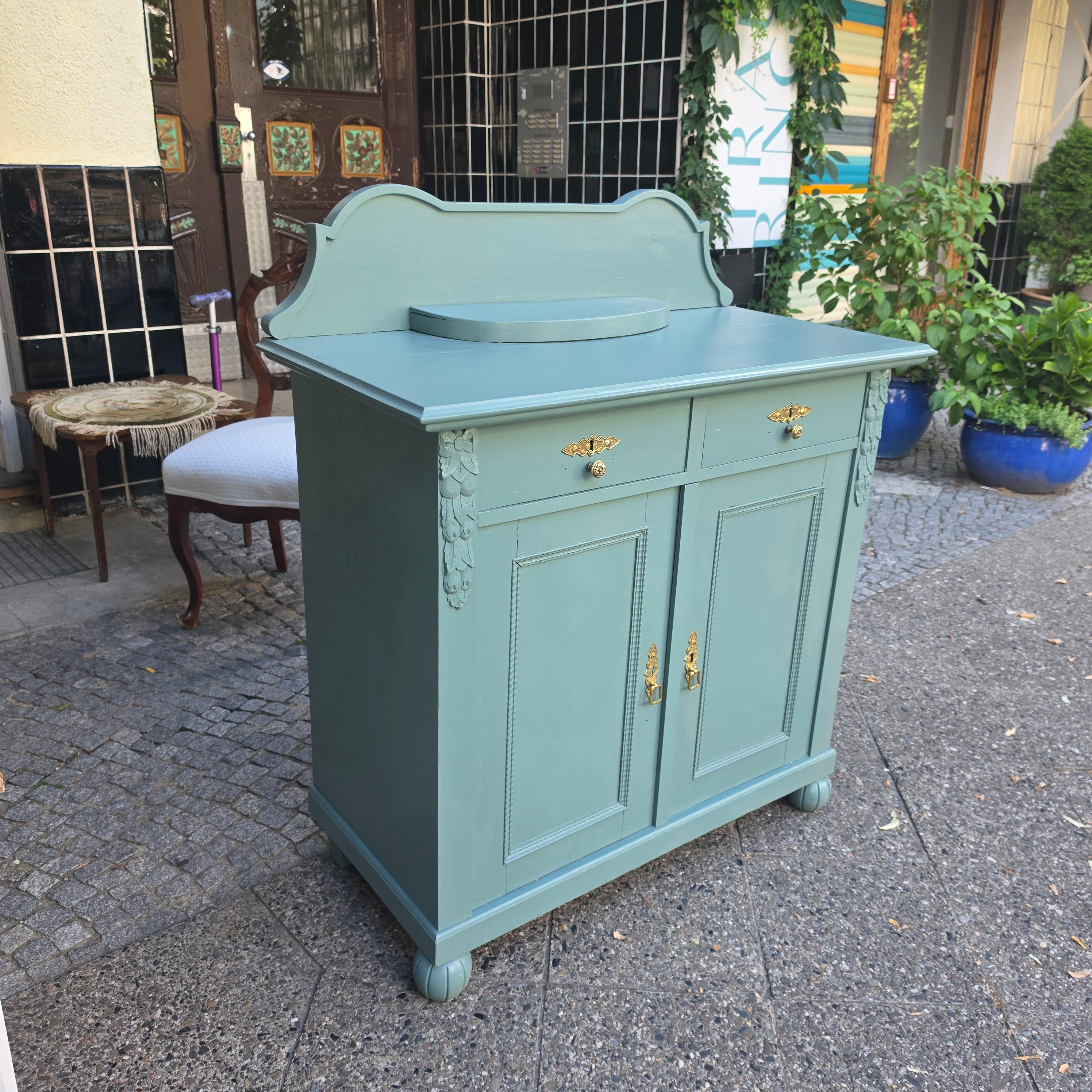 Antike Kommode mit Aufsatz im Shabby-Chic-Look – Salbeigrün mit Messingbeschlägen