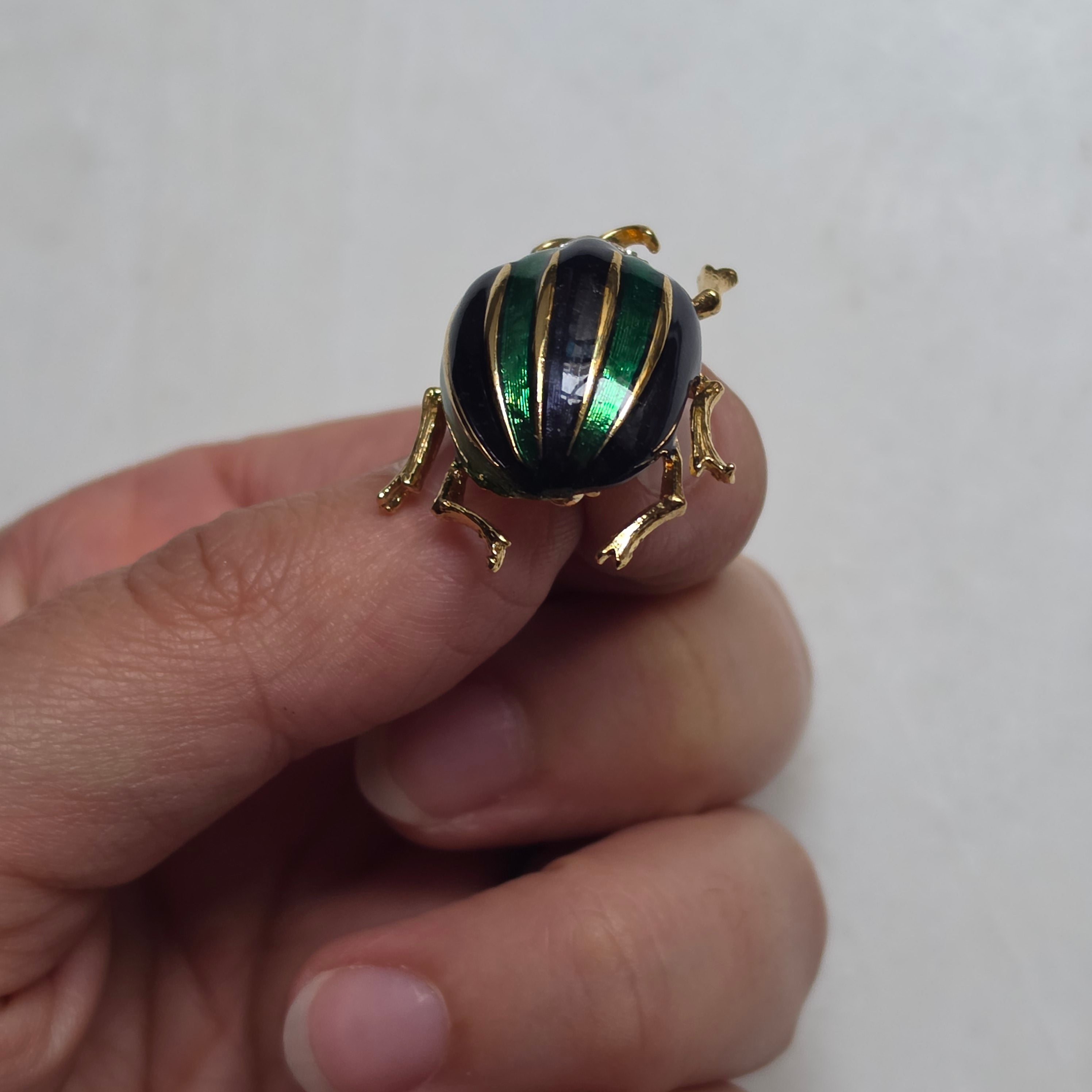 Elegante Käfer-Brosche in Gold mit grün-schwarzer Emaille & Strass-Details
