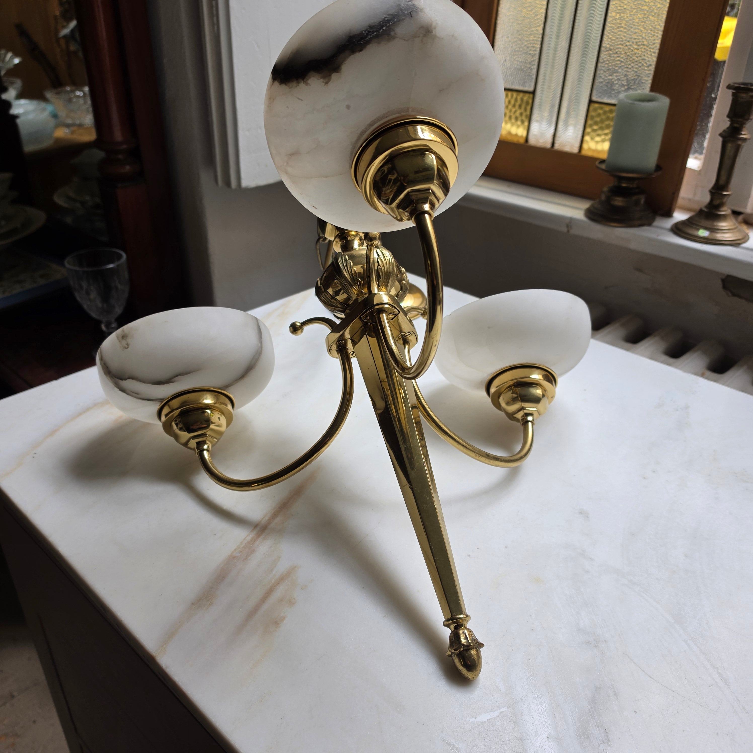 Art Jugendstil Deckenlampe - 3-armig mit Marmoroptik Glasschalen und Messing