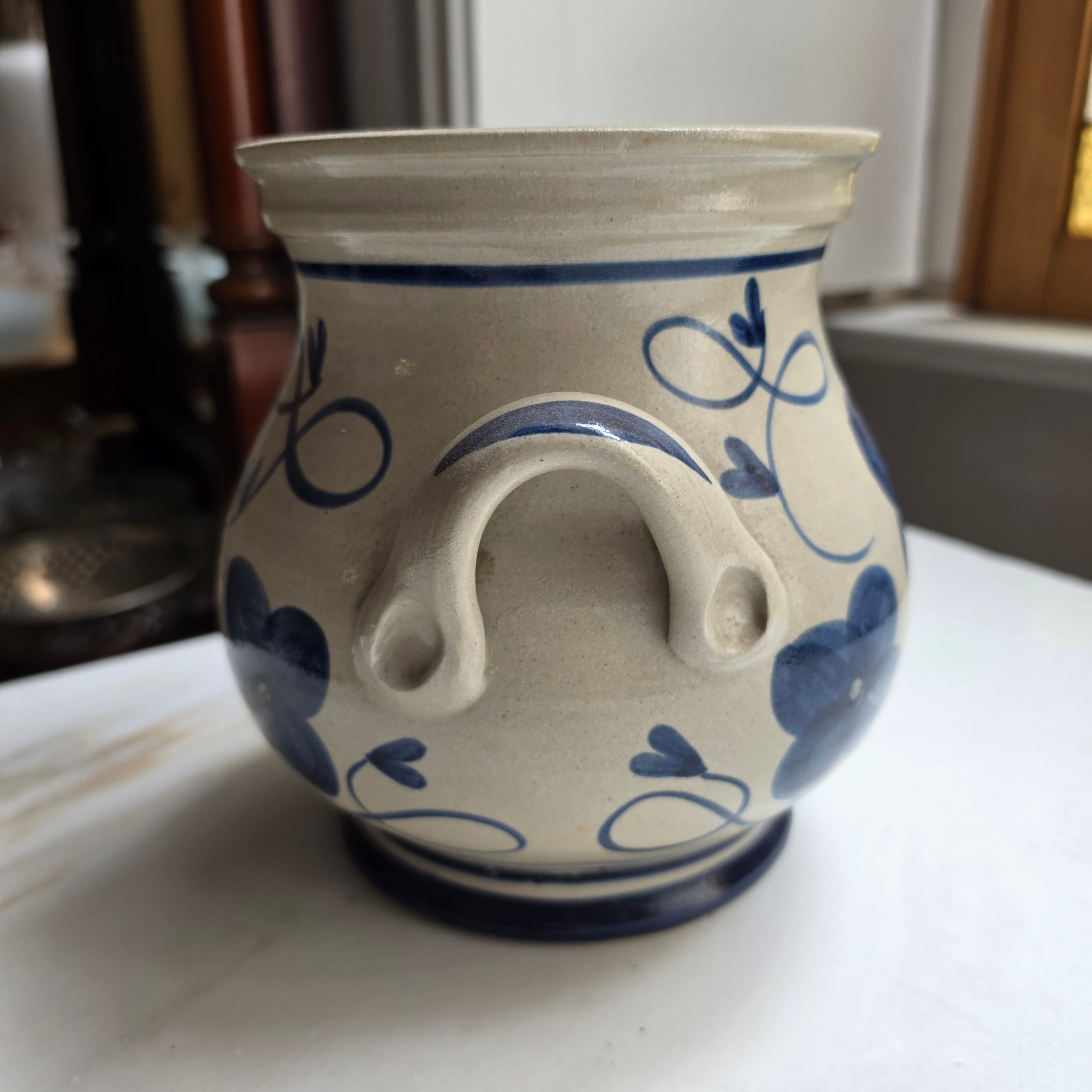 Antiker Westerwälder Schmalztopf / Steinguttopf mit Henkeln – Handgemaltes Kobaltblaues Blumenmuster – Vintage Küchendekoration Übertopf Blumentopf
