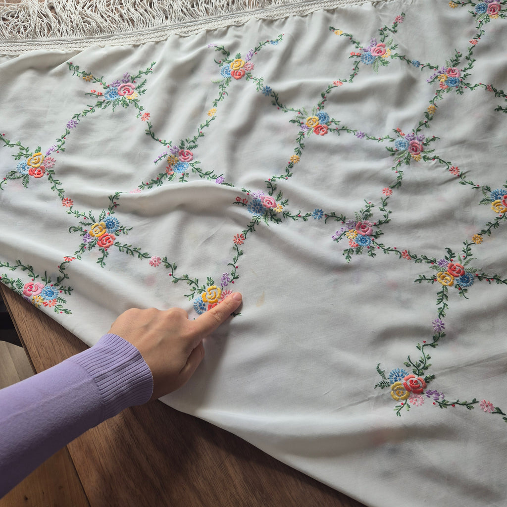 Deutsches Klaviertuch Schultertuch Vintage Antik 1950er bestickt mit Blumen Klavierschal 110x115cm weiß 🤍