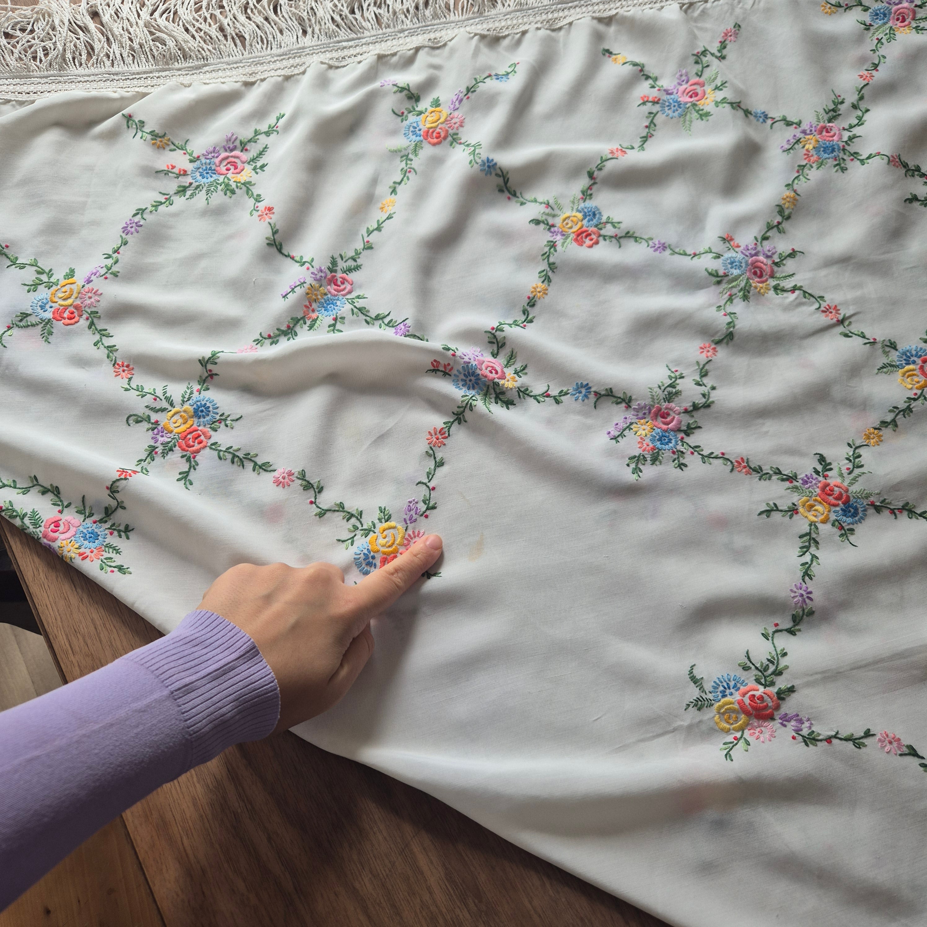 Deutsches Klaviertuch Schultertuch Vintage Antik 1950er bestickt mit Blumen Klavierschal 110x115cm weiß 🤍