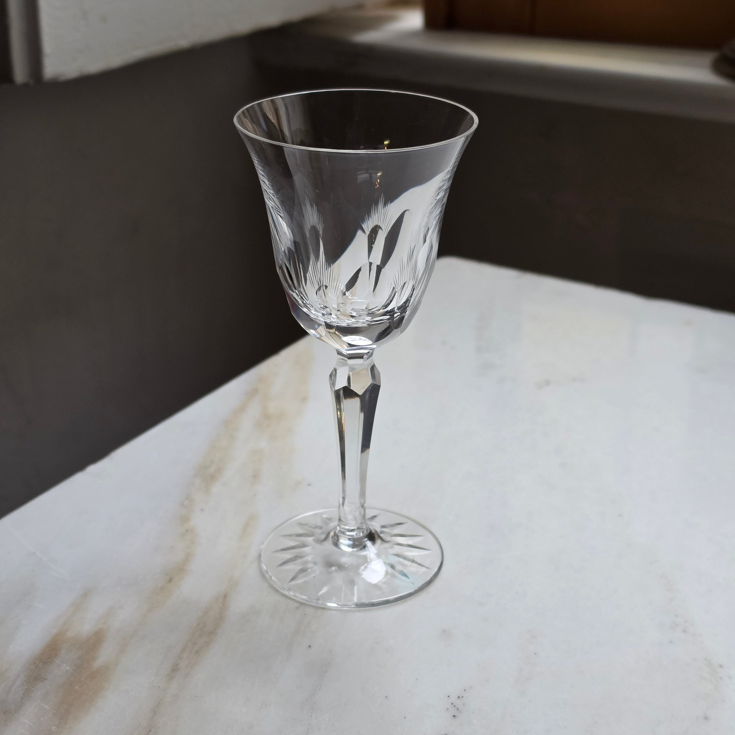 Elegantes Vintage-Likörglas aus geschliffenem Kristall – Facettierter Stiel & Sternboden