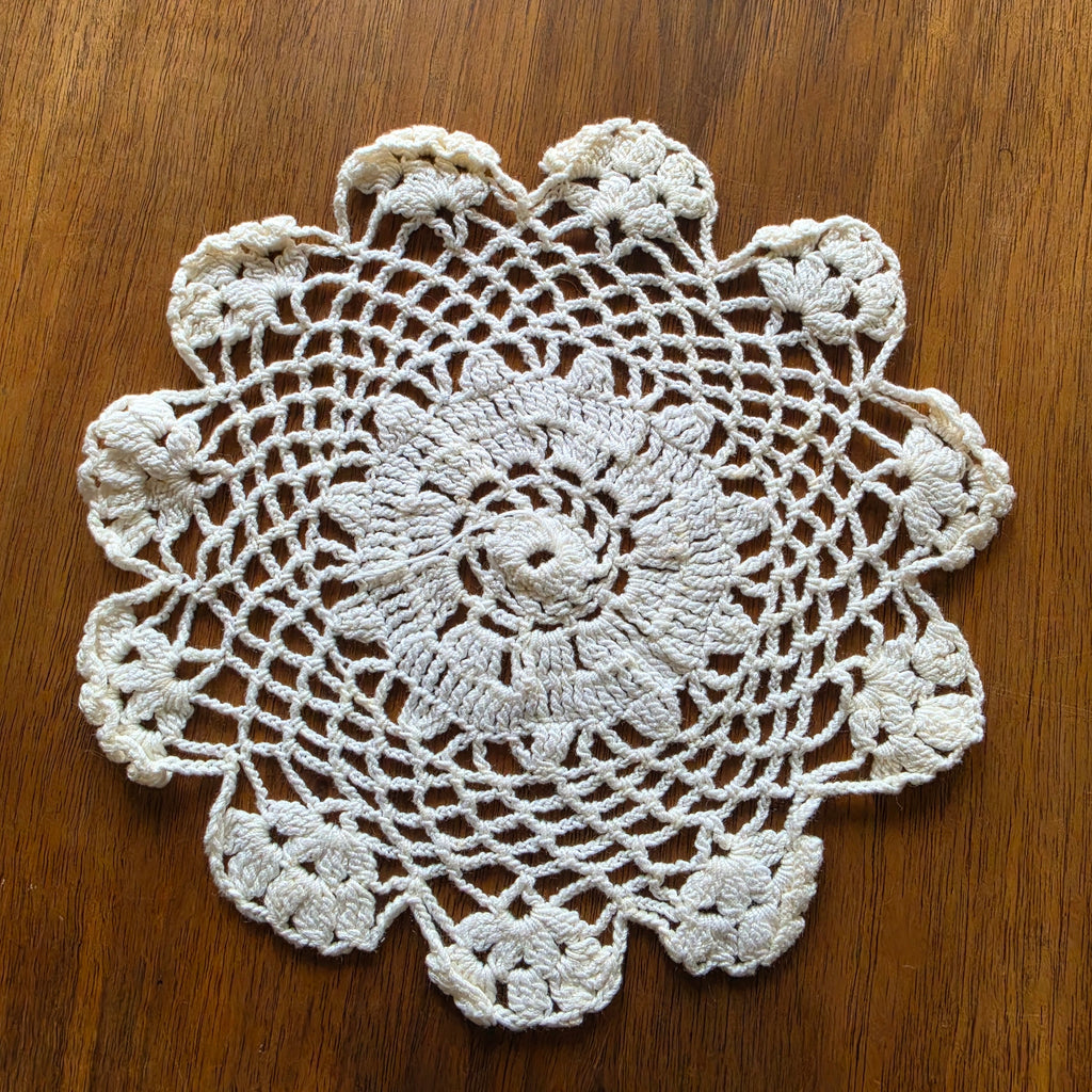 Vintage handgehäkeltes Spitzendeckchen – Zierdeckchen - 19cm