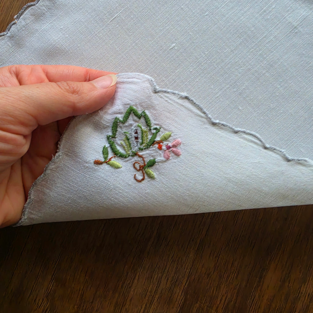 Vintage DDR Zierdeckchen/Taschentuch aus Leinen – Handgestickt 25x25cm