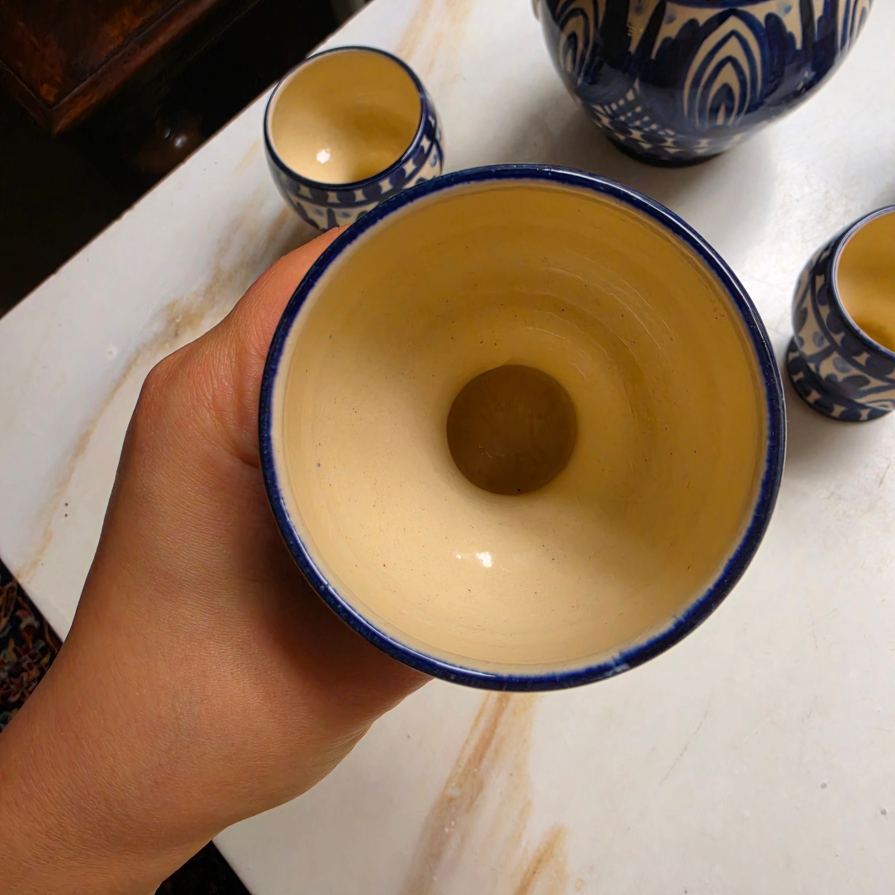 Vintage Keramik Wasser-Set - Saft-Set - Krug mit 4 Kelchen - Bechern - Blau-Weiß Handgemalt