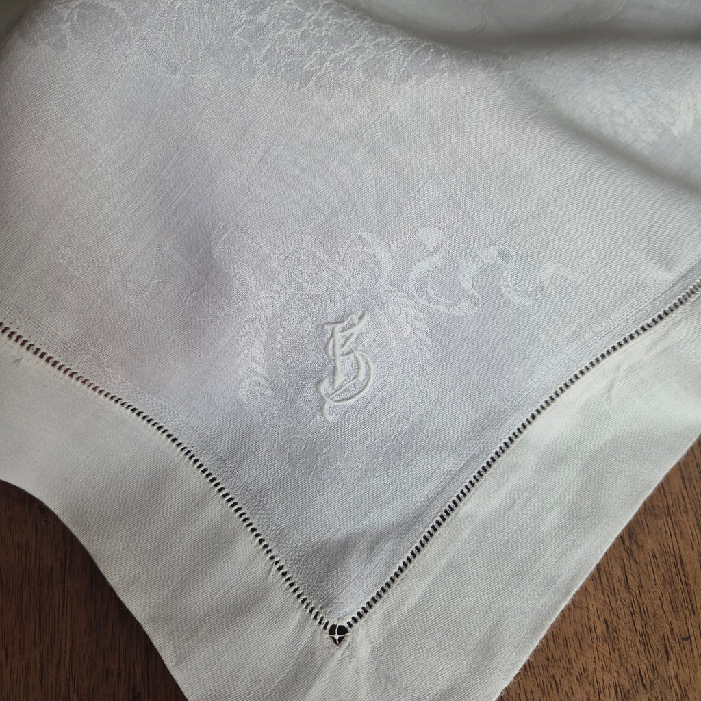 Antike Jugendstil Mitteldecke / Serviette mit Monogramm R.S weiß Damast