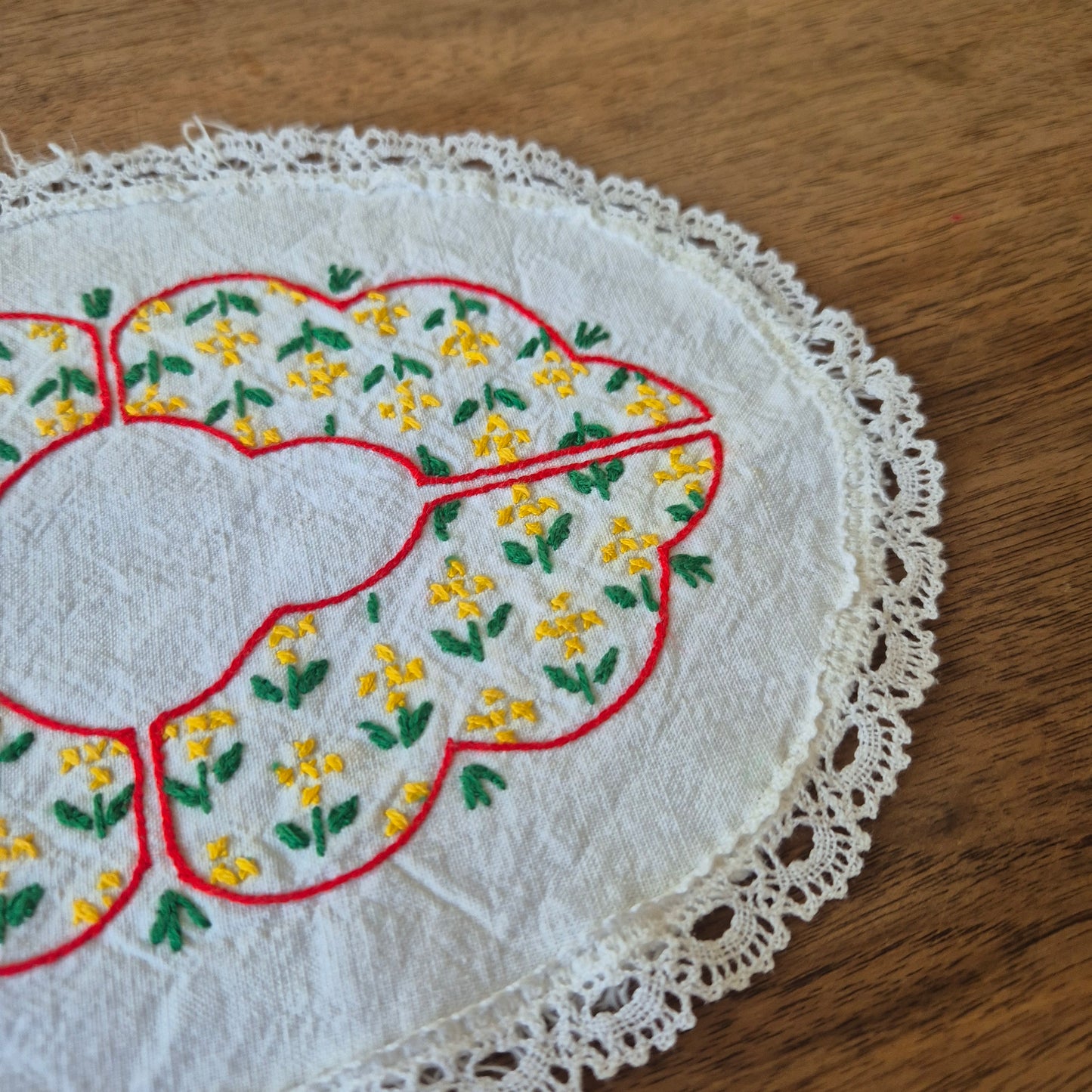 Antikes kleines Zierdeckchen weiß gehäkelt geklöppelt bestickt Baumwolle 27x19cm oval