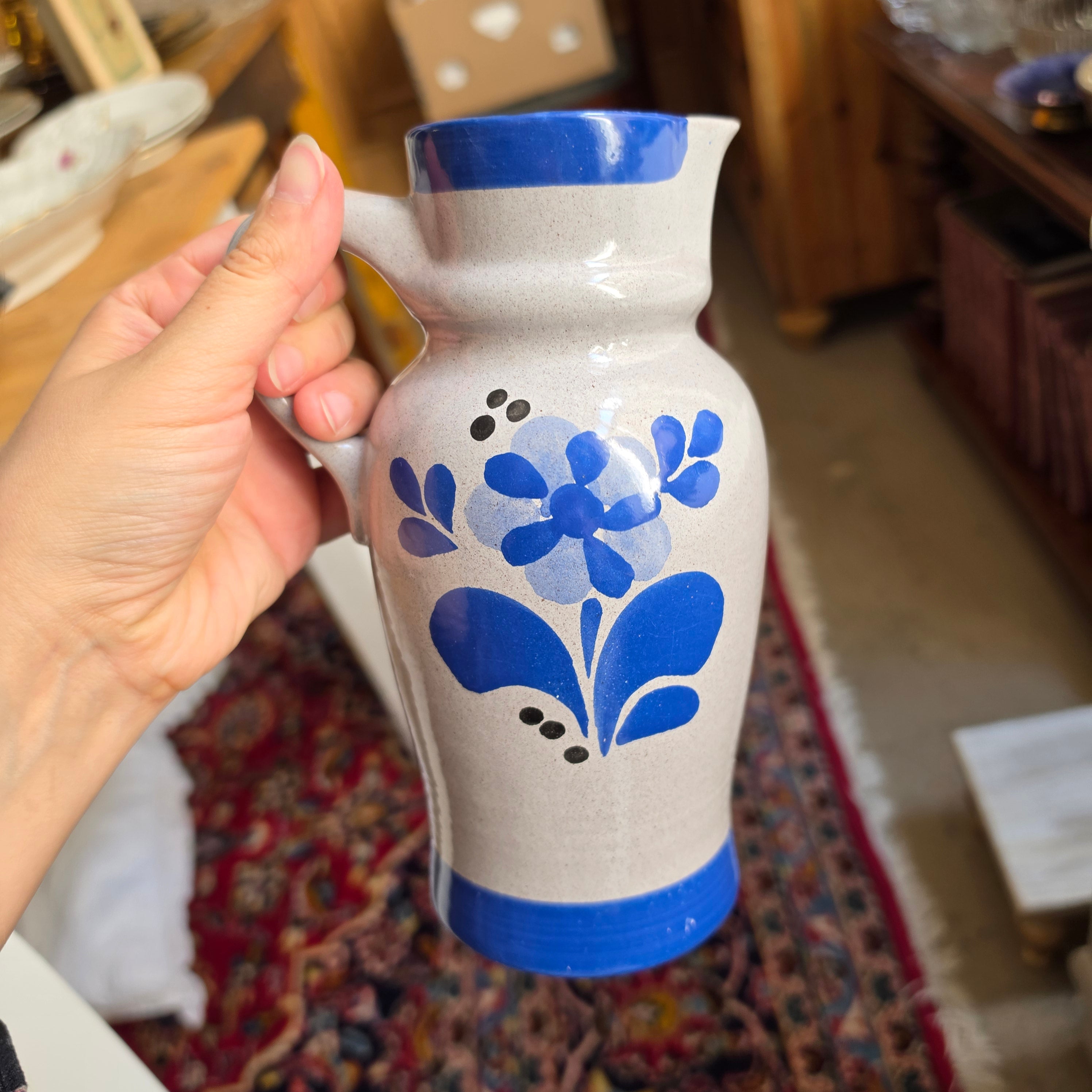 Vintage Steingut-Krug mit blauem Blumenmuster – Klassischer Salzglasur-Stil