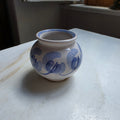Vintage Keramik-Kugeltopf / Mini-Vase – Blau-Weißes florales Dekor
